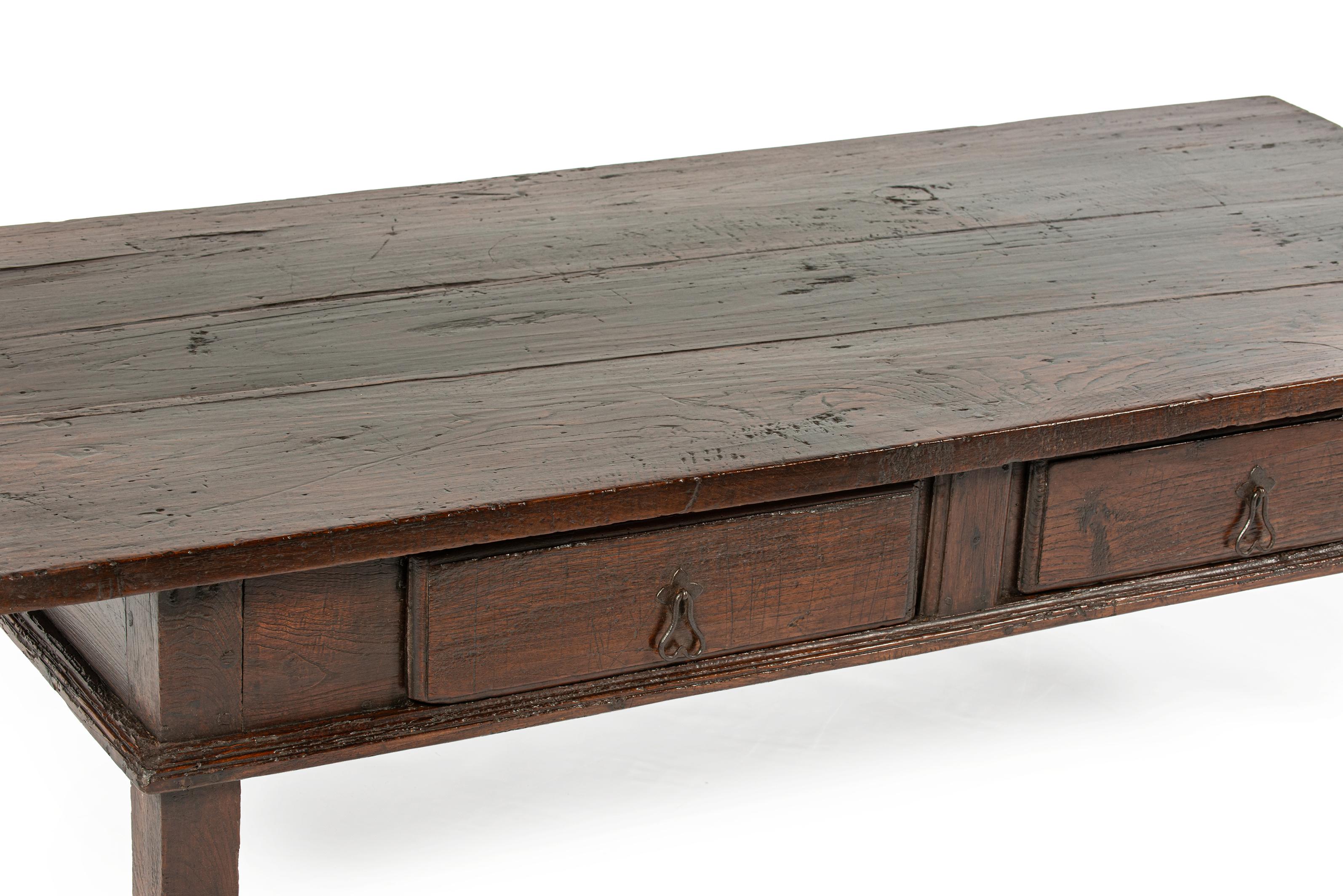 Acier Table basse ancienne de la fin du 18e siècle en châtaignier massif d'Espagne, marron chaud en vente