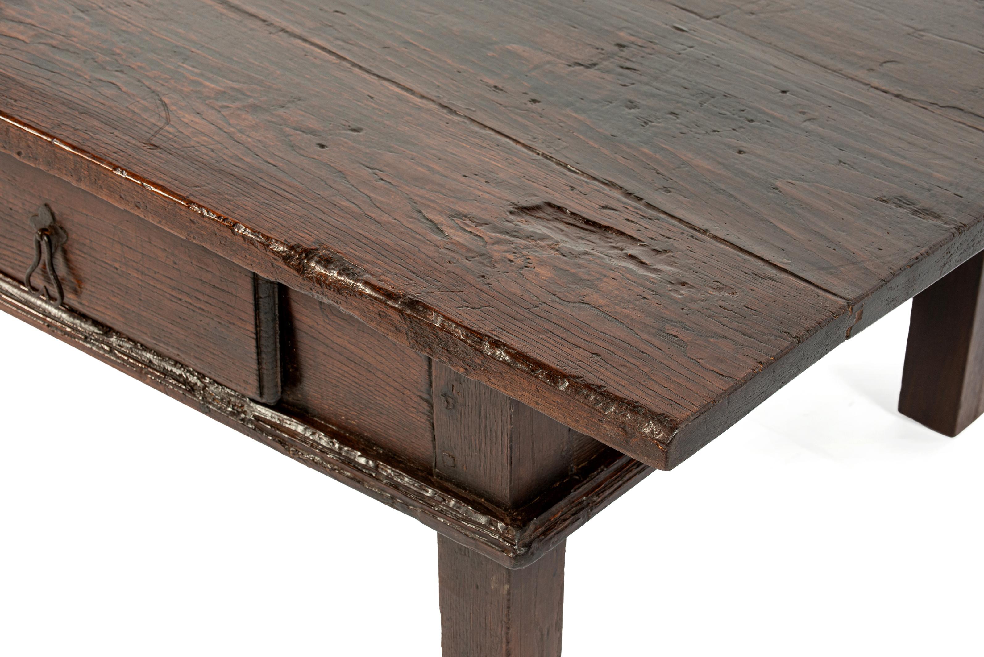 Table basse ancienne de la fin du 18e siècle en châtaignier massif d'Espagne, marron chaud en vente 1