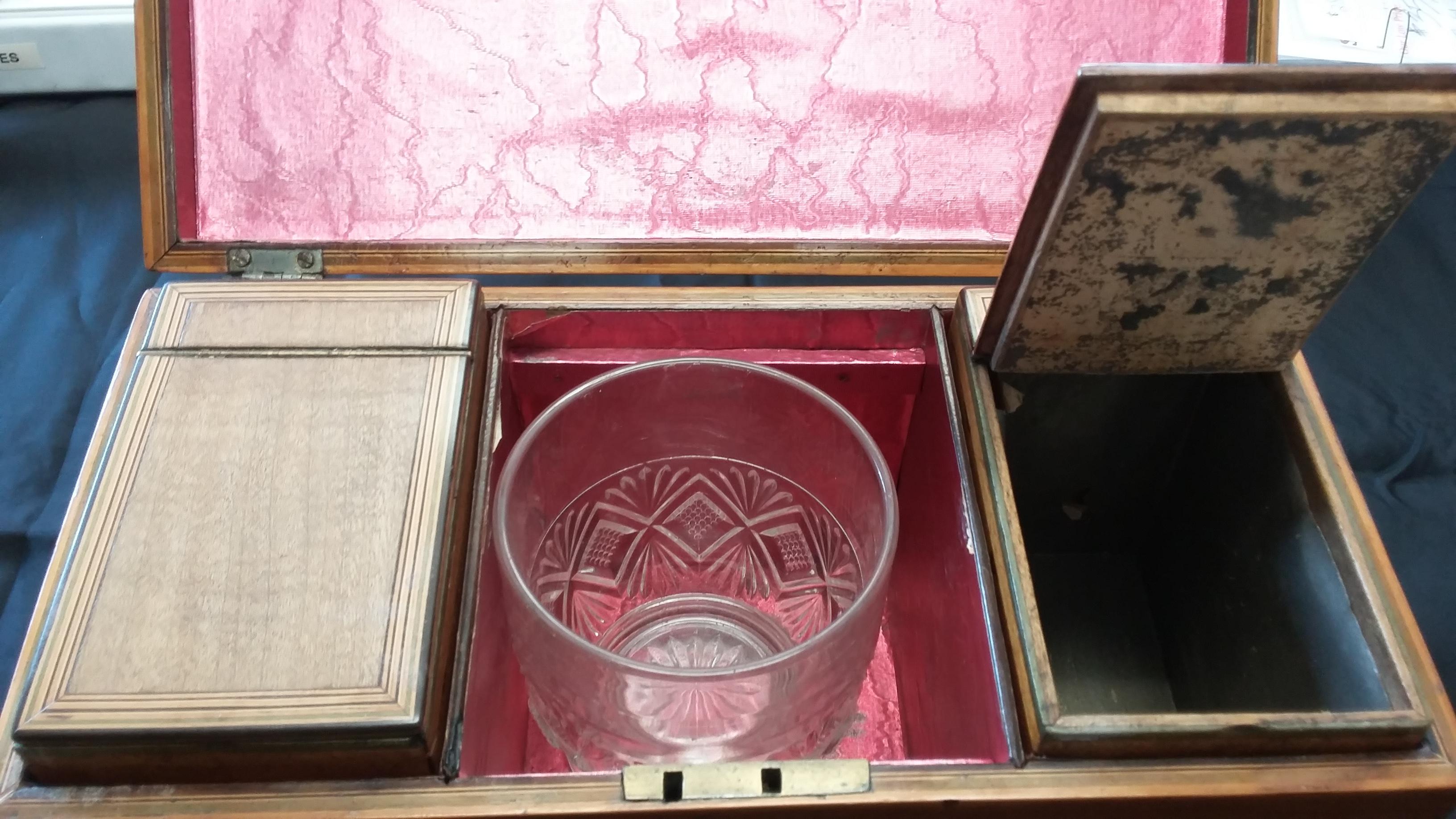 Antike Teedose aus dem späten 18. Jahrhundert im Zustand „Gut“ im Angebot in Stamford, CT