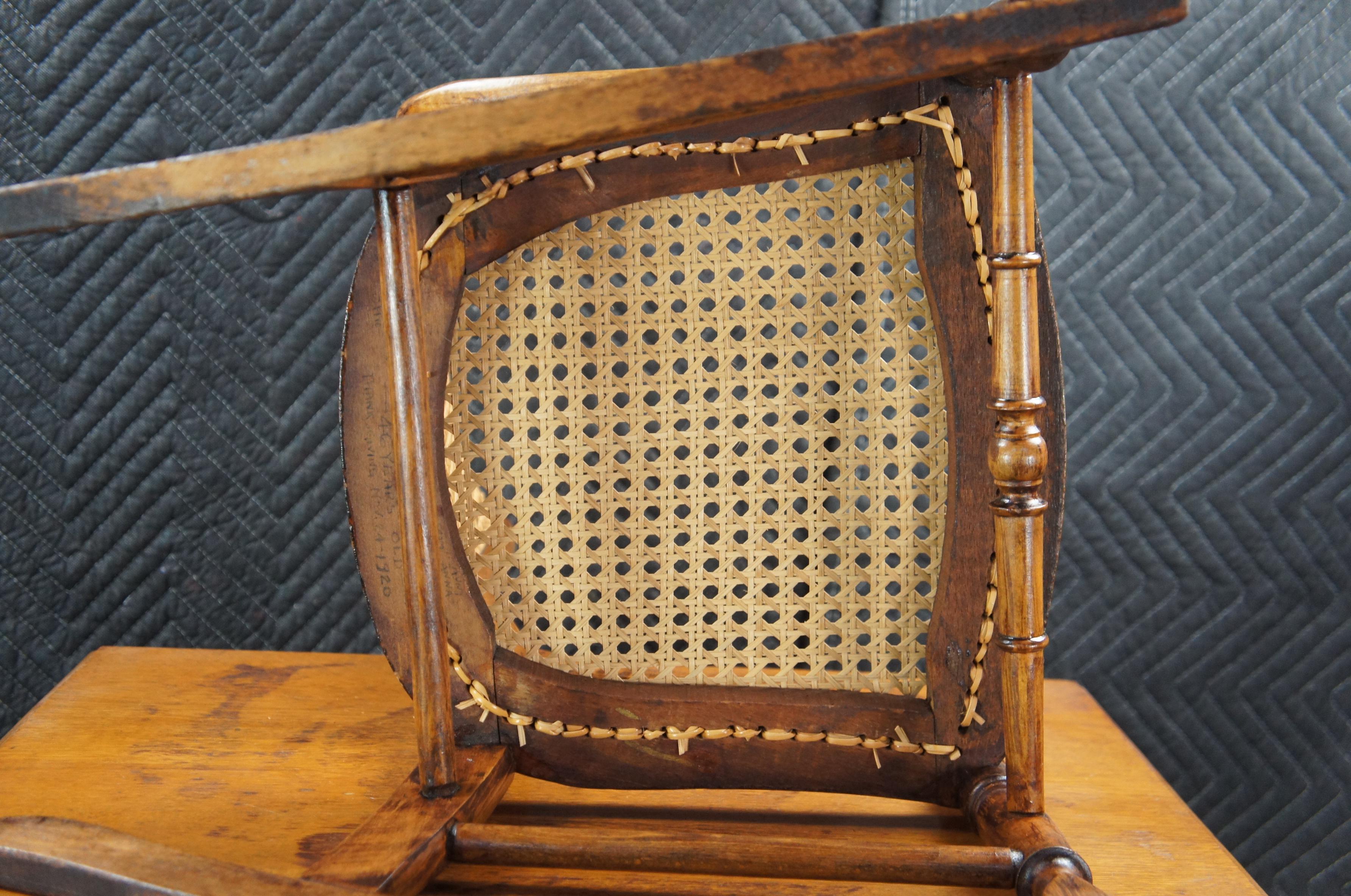 Antigua mecedora infantil victoriana de arce de finales del siglo XIX Asiento mecedora para muñecas en venta 4