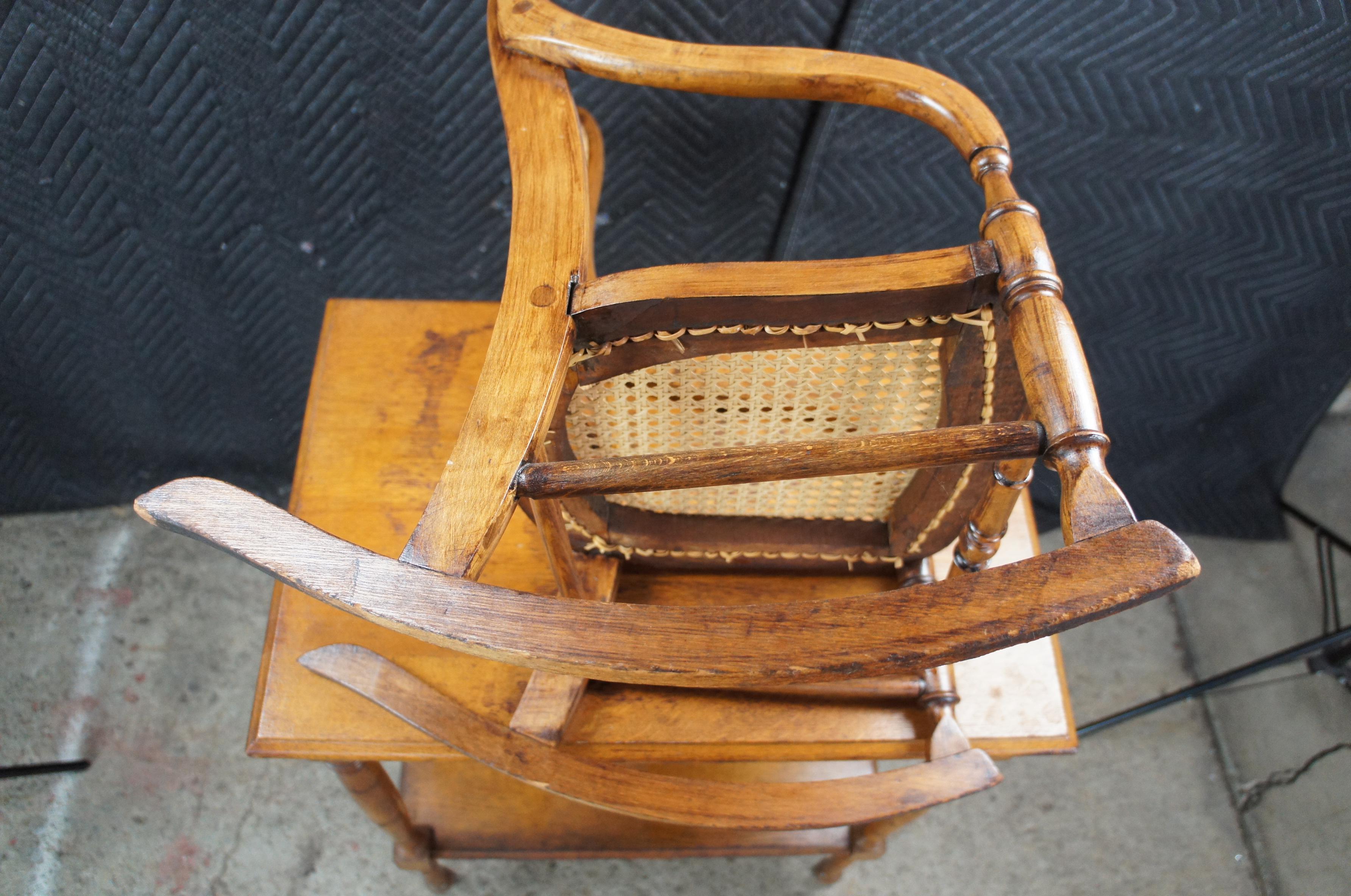Antigua mecedora infantil victoriana de arce de finales del siglo XIX Asiento mecedora para muñecas en venta 5