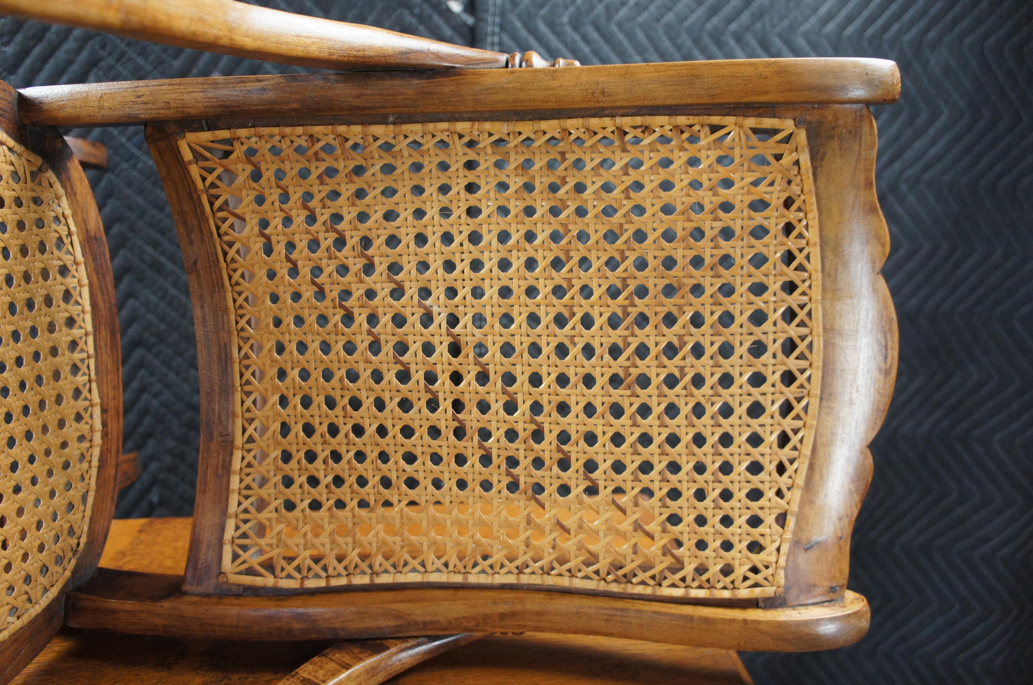 Antigua mecedora infantil victoriana de arce de finales del siglo XIX Asiento mecedora para muñecas en venta 6
