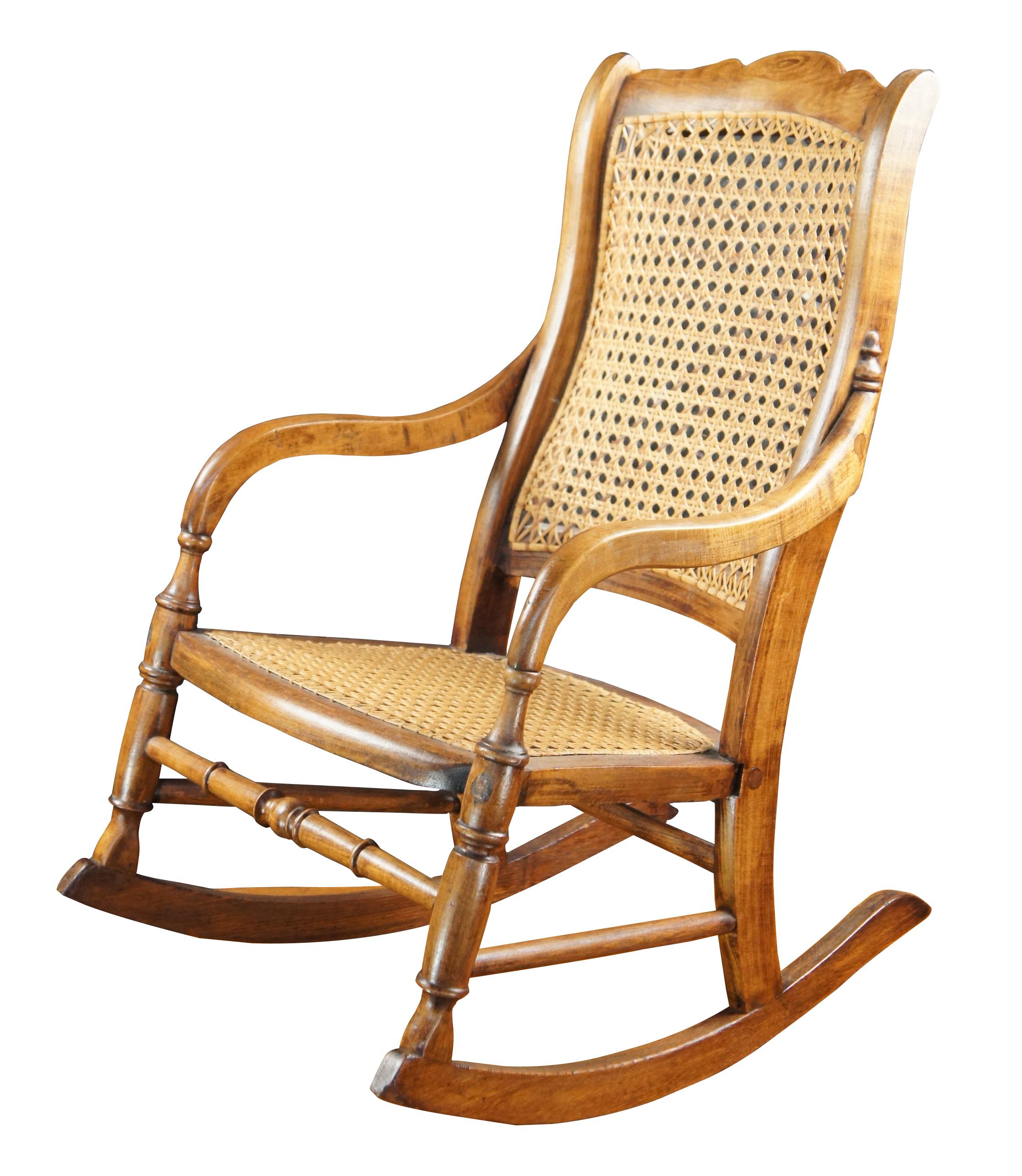 Antigua mecedora infantil victoriana de arce de finales del siglo XIX Asiento mecedora para muñecas Victoriano en venta