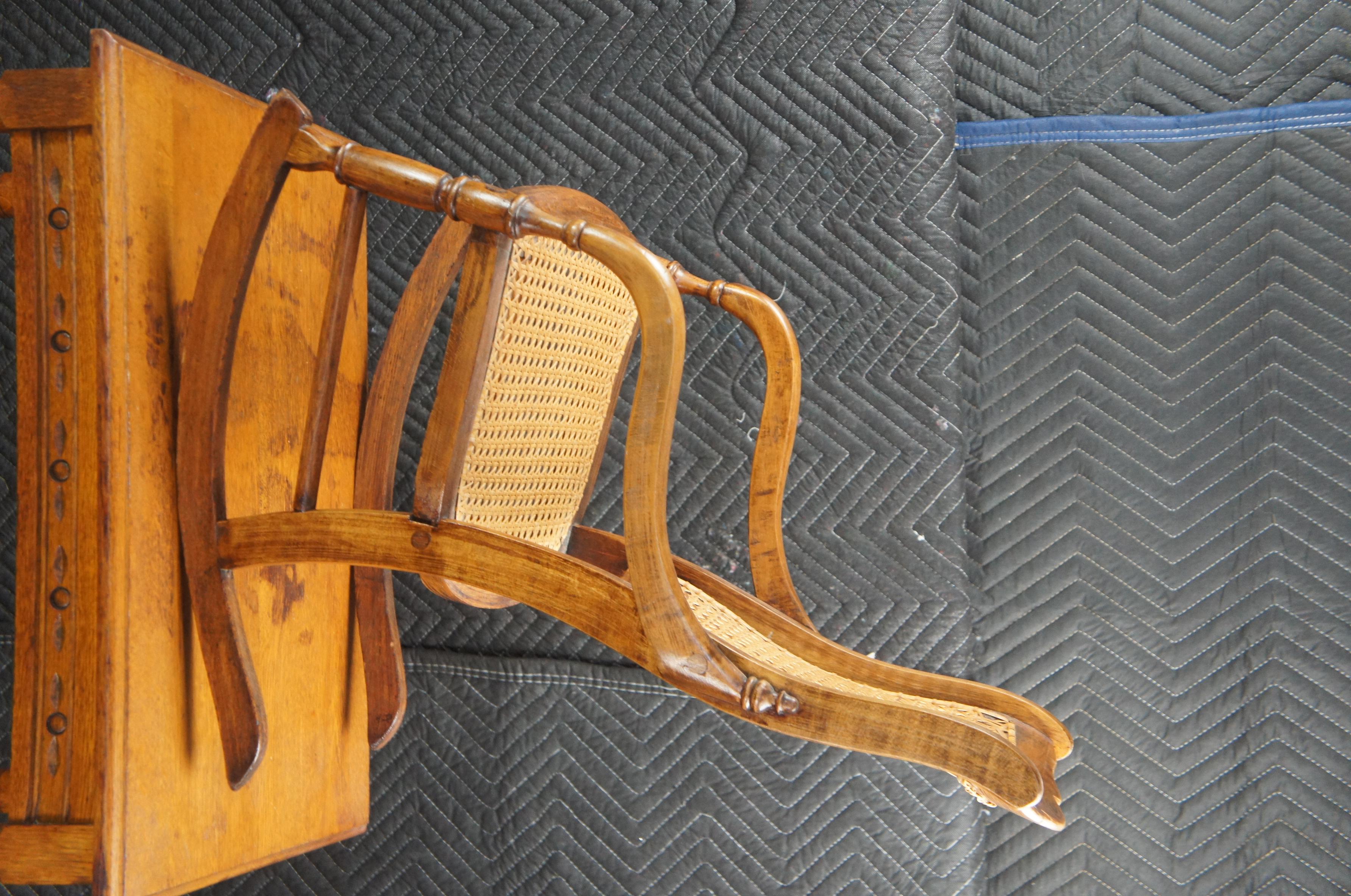 Antigua mecedora infantil victoriana de arce de finales del siglo XIX Asiento mecedora para muñecas Estadounidense en venta