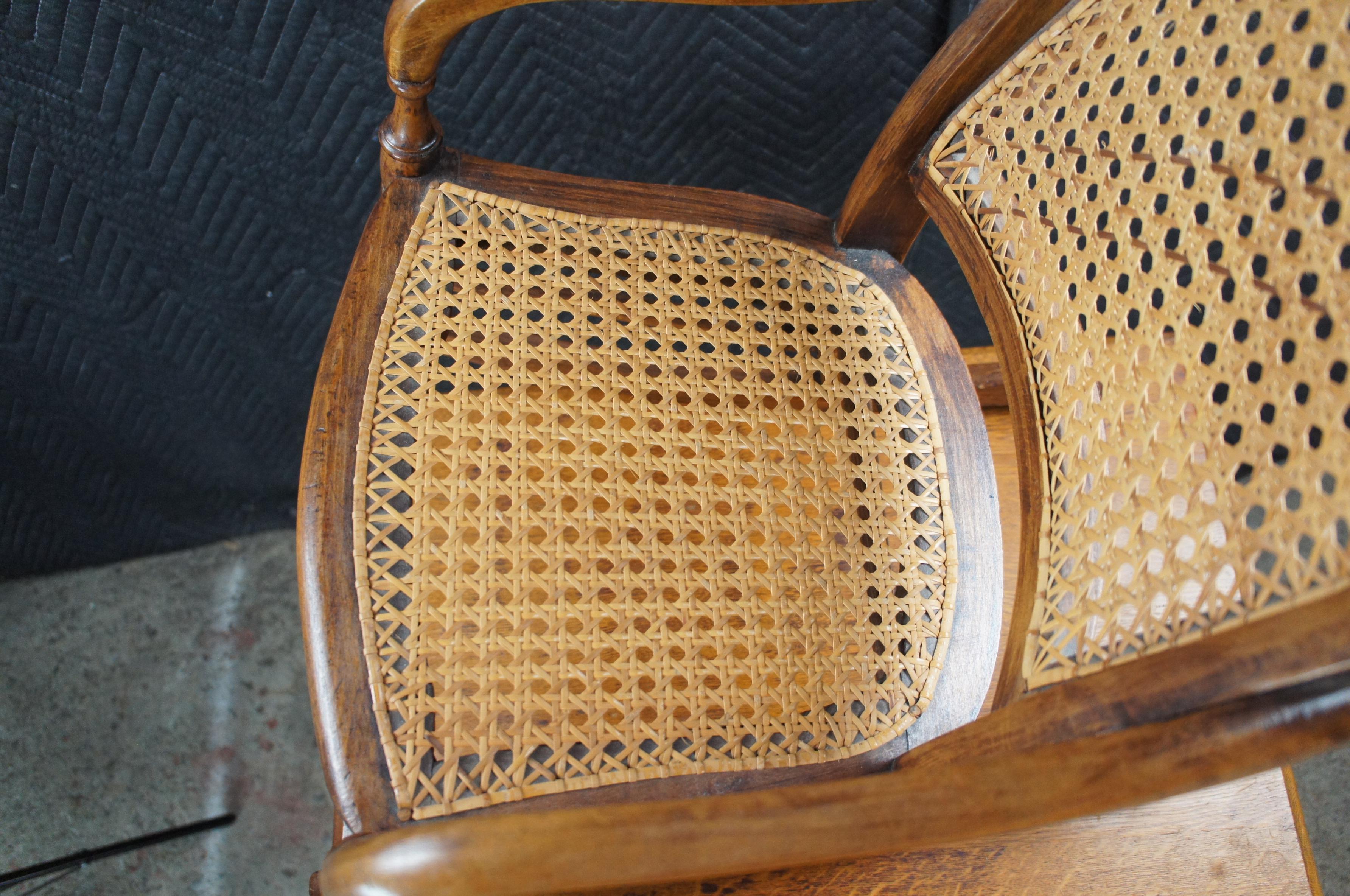 Antigua mecedora infantil victoriana de arce de finales del siglo XIX Asiento mecedora para muñecas en Bueno estado para la venta en Dayton, OH