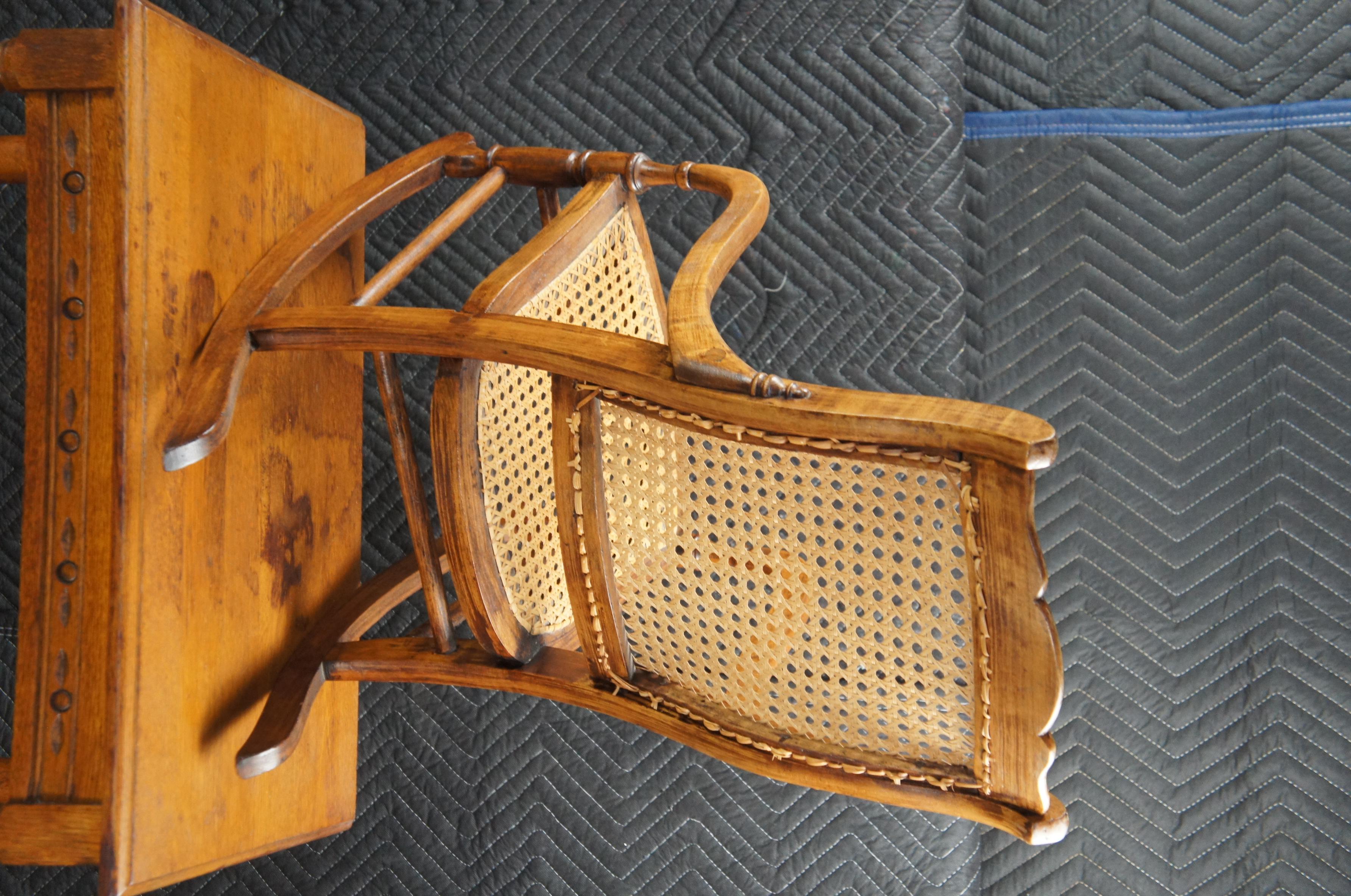 Antigua mecedora infantil victoriana de arce de finales del siglo XIX Asiento mecedora para muñecas Caña en venta
