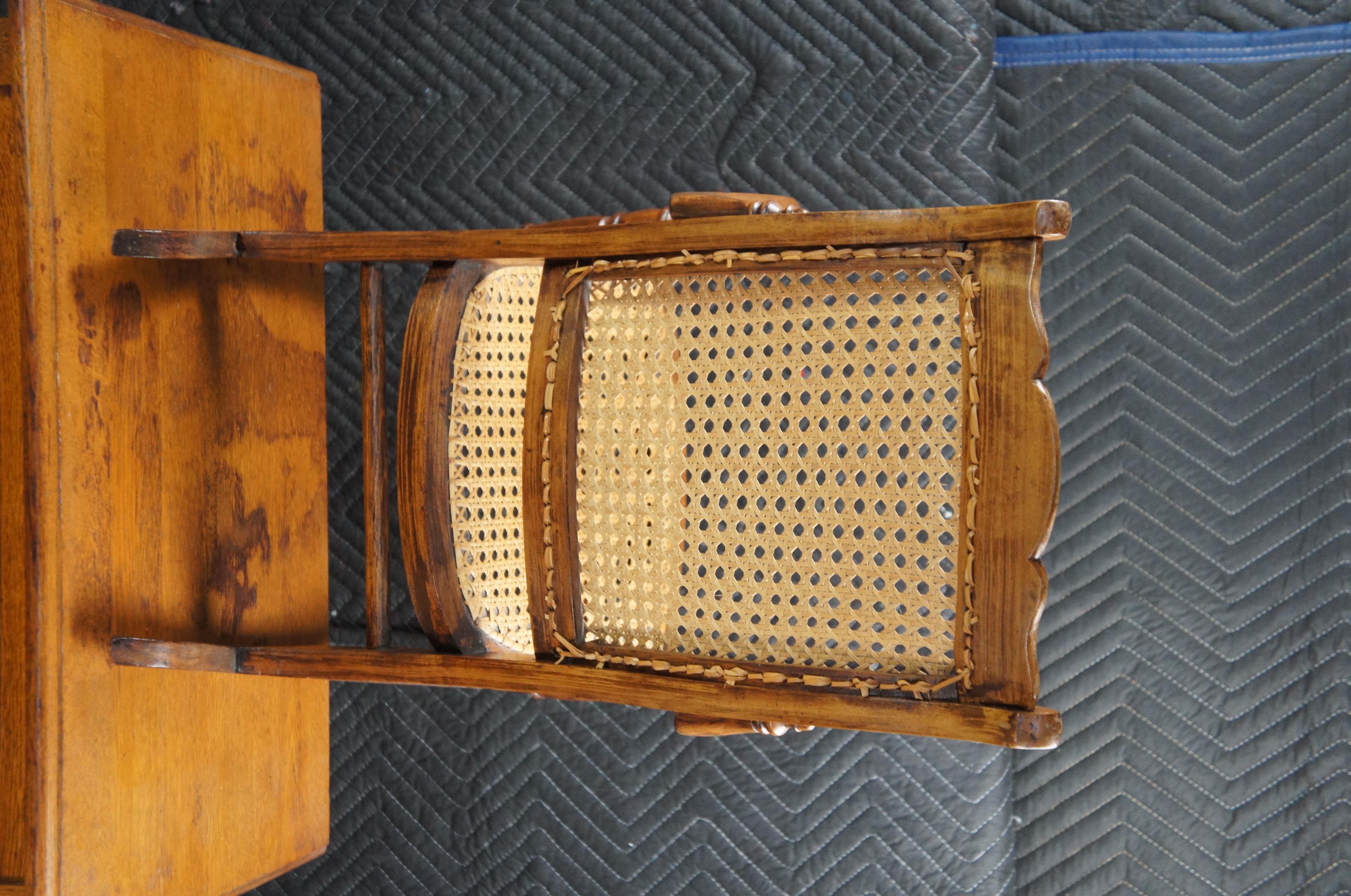 Antigua mecedora infantil victoriana de arce de finales del siglo XIX Asiento mecedora para muñecas en venta 1