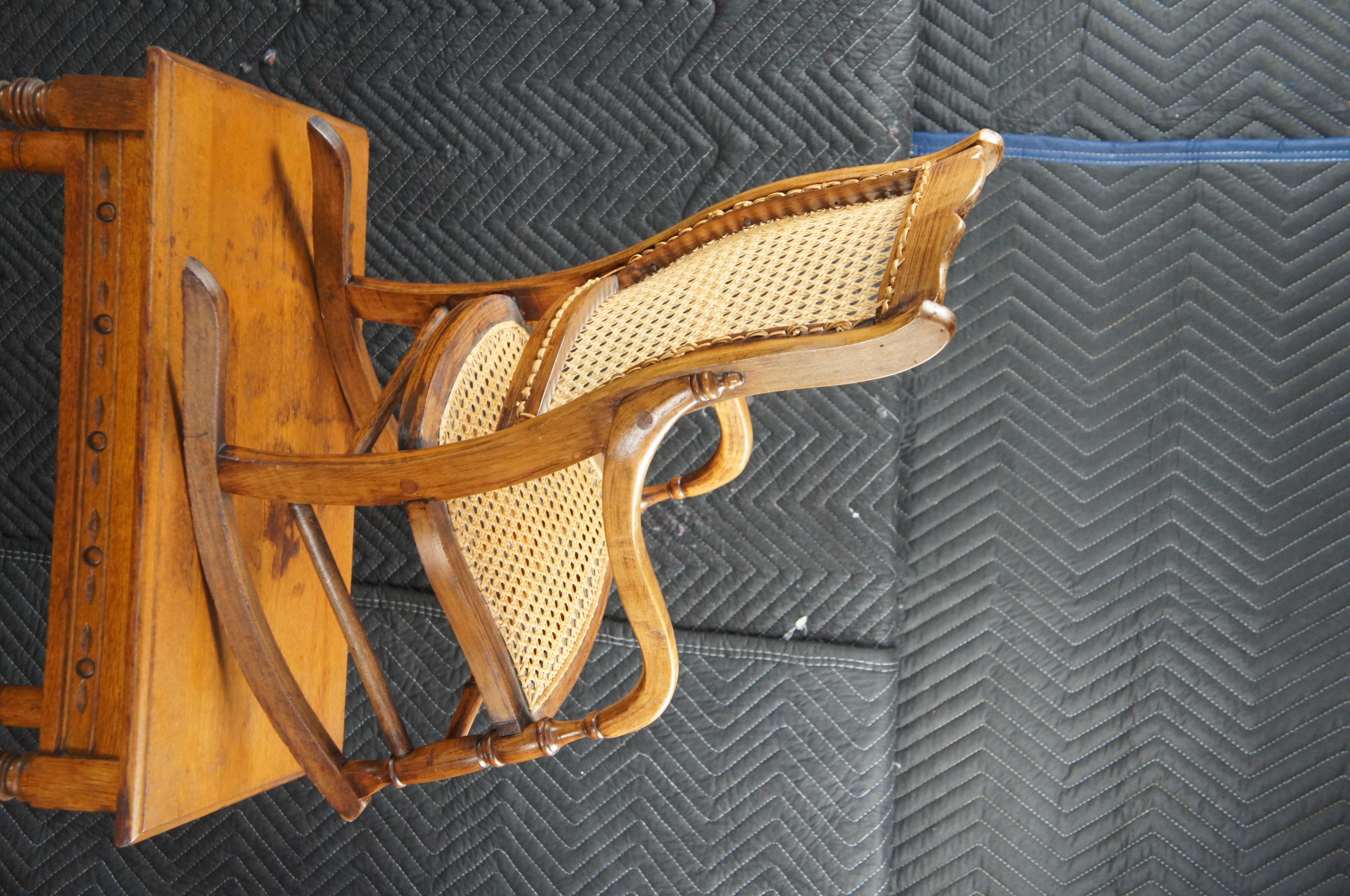 Antigua mecedora infantil victoriana de arce de finales del siglo XIX Asiento mecedora para muñecas en venta 2