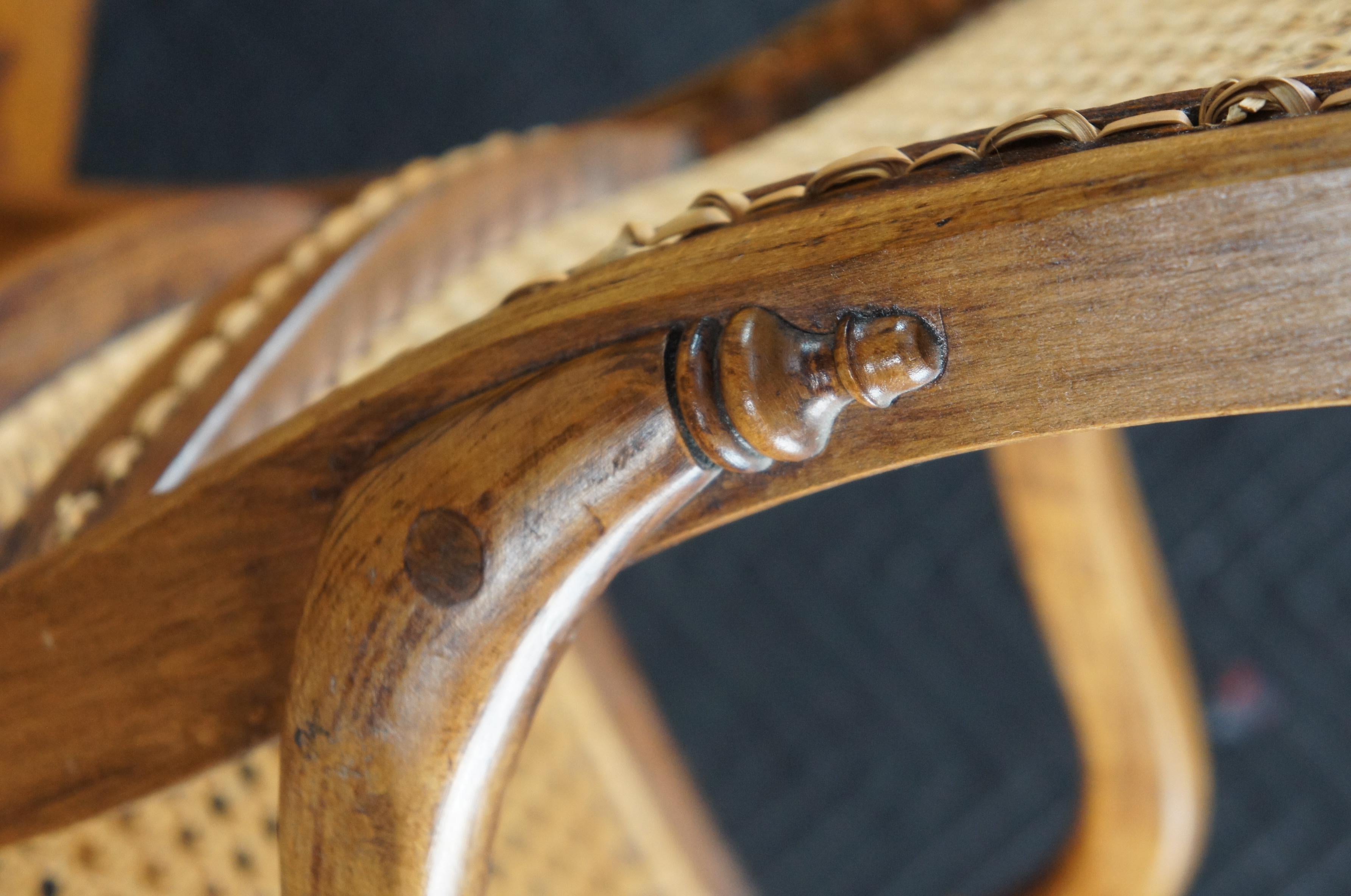 Antigua mecedora infantil victoriana de arce de finales del siglo XIX Asiento mecedora para muñecas en venta 3