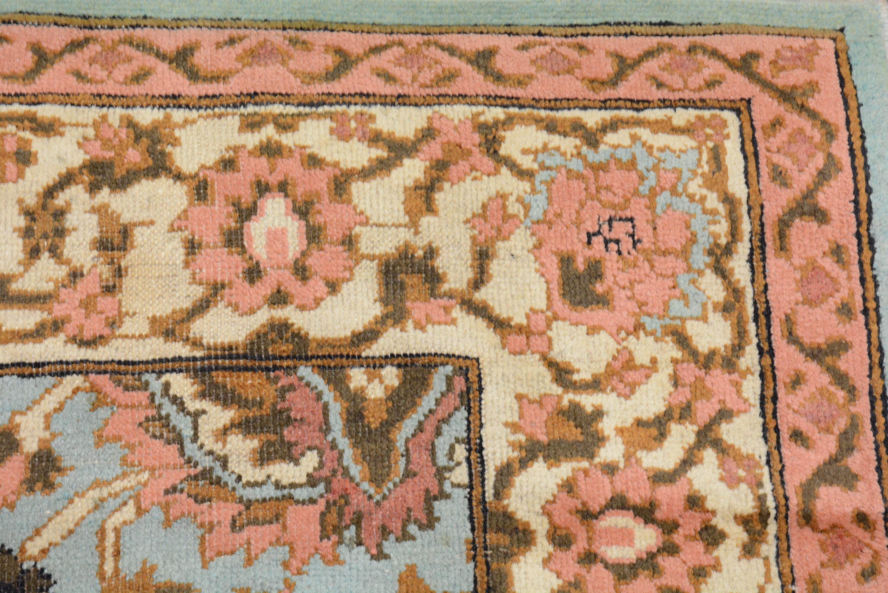 Antique Late 19th Century Agra Rug In Good Condition For Sale In Closter, NJ