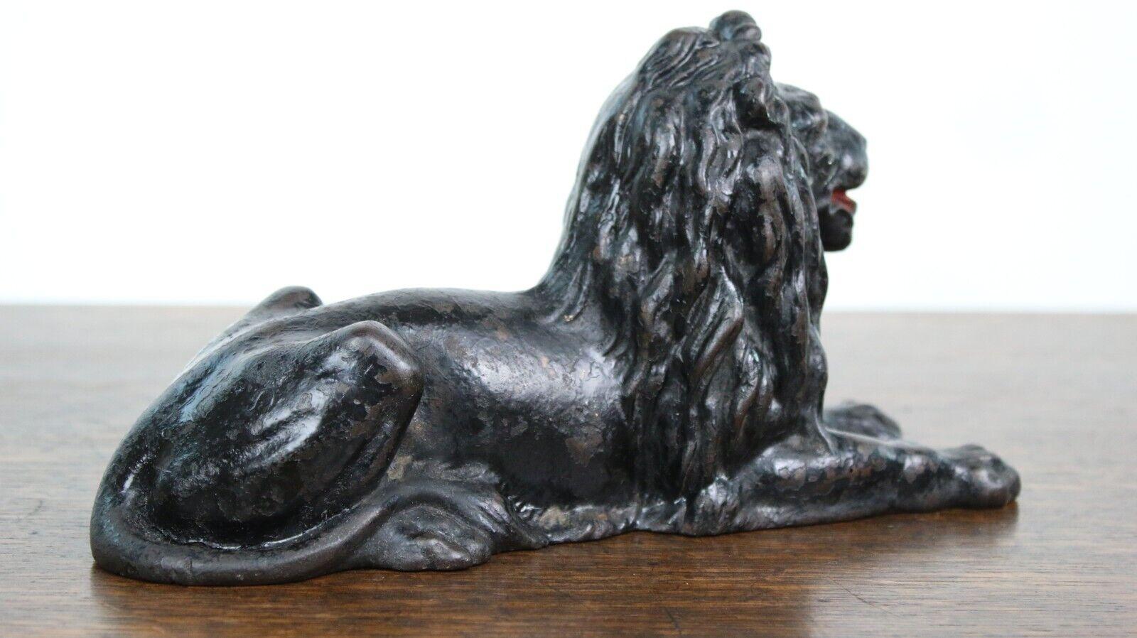 Antiker liegender gegossener Löwe aus dem späten 19. Jahrhundert im Zustand „Gut“ im Angebot in STOKE ON TRENT, GB
