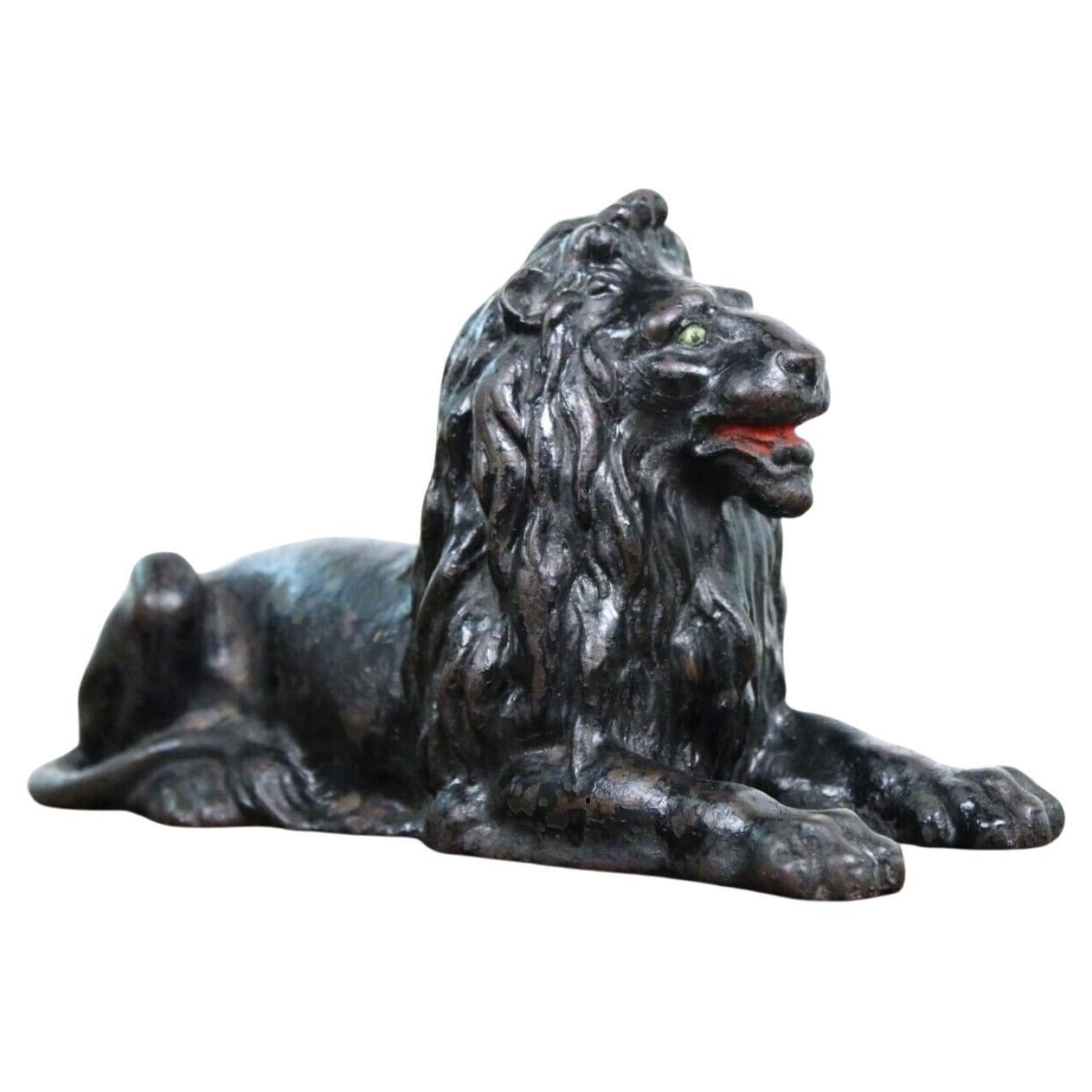 Antiker liegender gegossener Löwe aus dem späten 19. Jahrhundert im Angebot