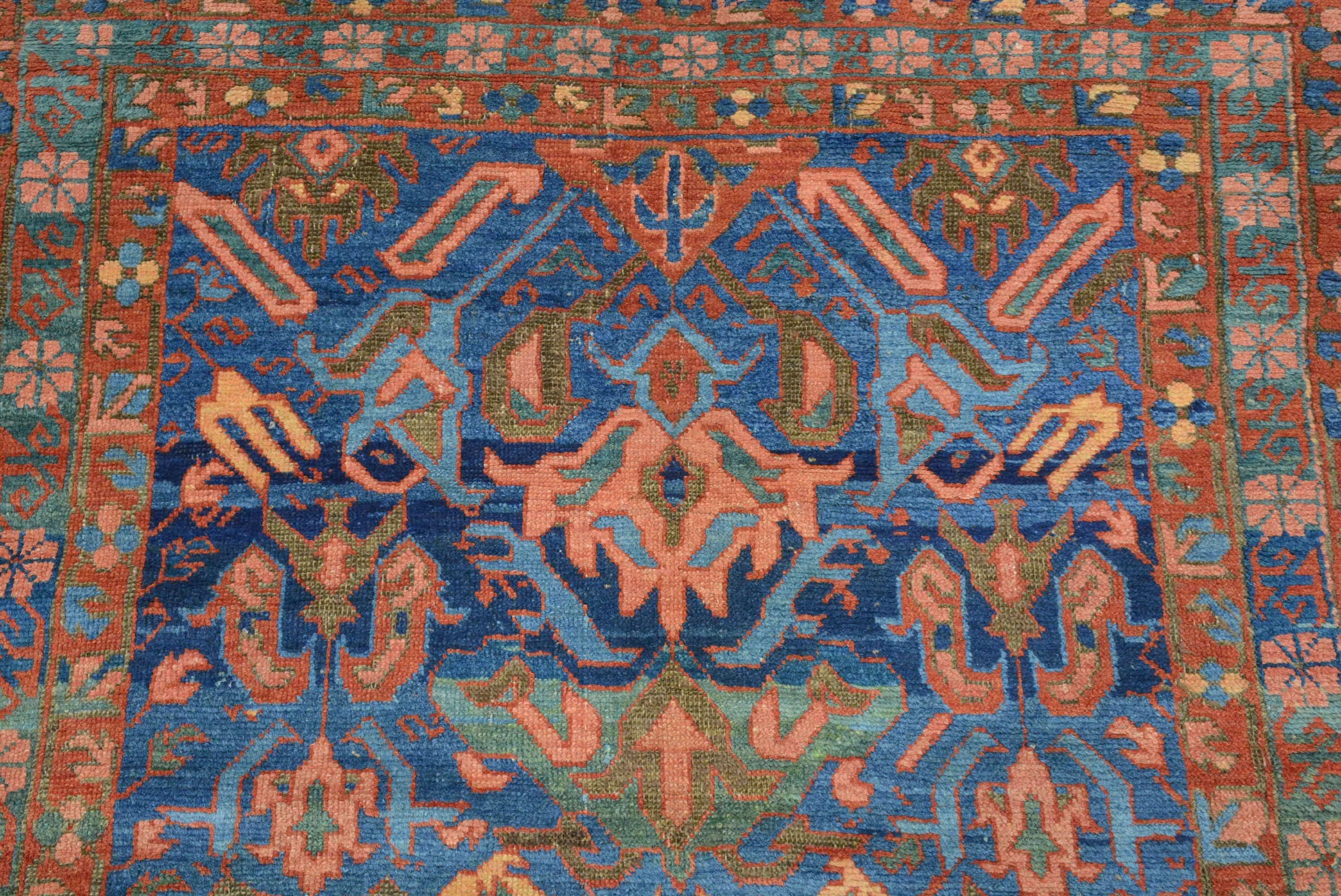 La región de Shirvan, en el Cáucaso oriental, es uno de los principales centros de tejido de la región.  Esta zona es conocida por producir atrevidos motivos geométricos ejecutados en colores primarios.  A excepción de un grupo de alfombras tejidas