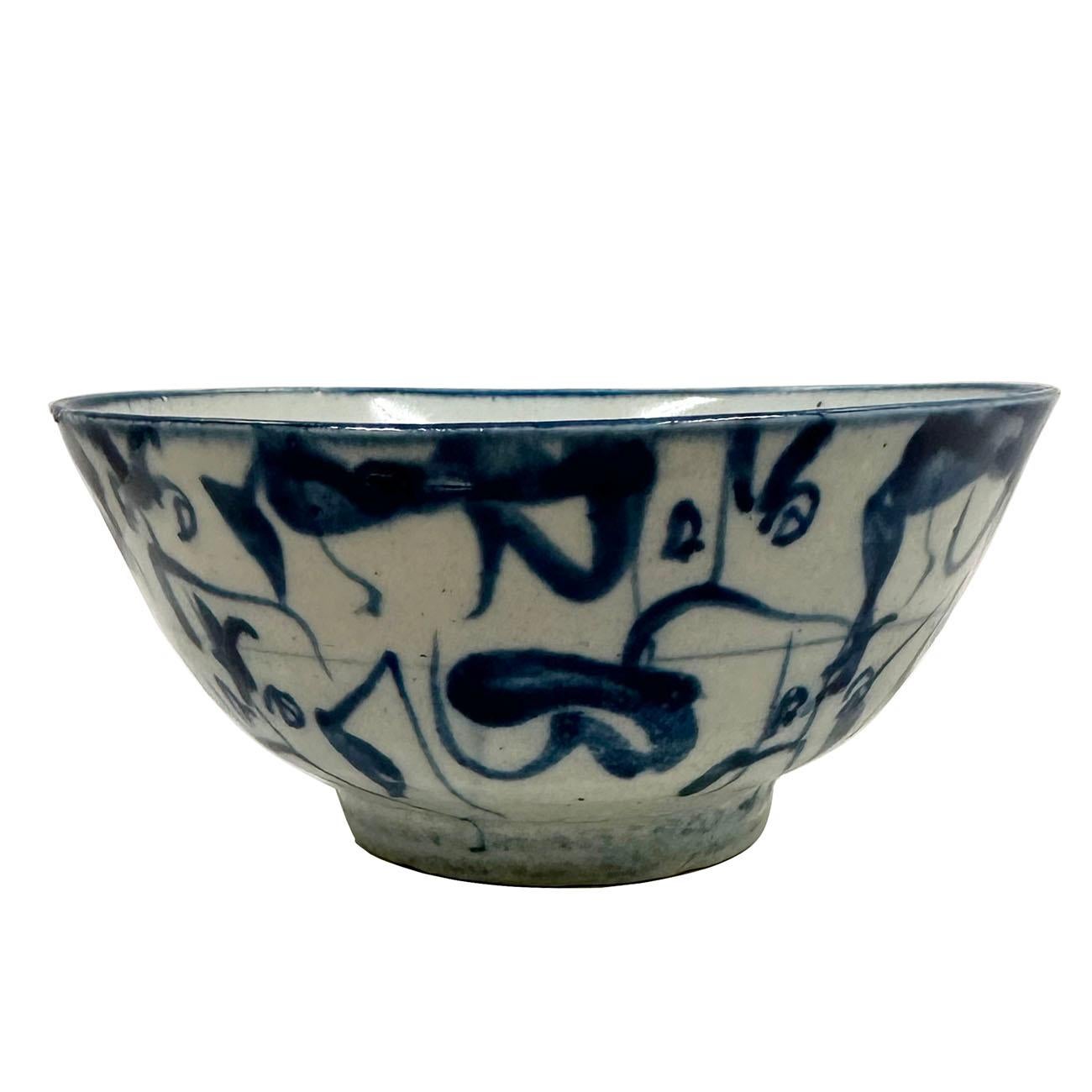 Dies ist eine antike chinesische blau-weiße Porzellanschale. Wie Sie auf den Bildern sehen können, ist es in sehr gutem Zustand. Es zeigt sehr ordentlich einzigartige Design auf sie. Auf der Unterseite befindet sich das Zeichen 