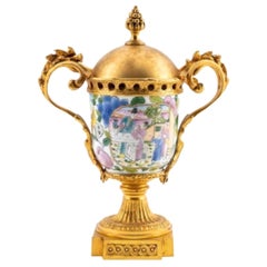 Antico vaso con coperchio in porcellana cinese della fine del XIX secolo con montature in bronzo ormeggiato