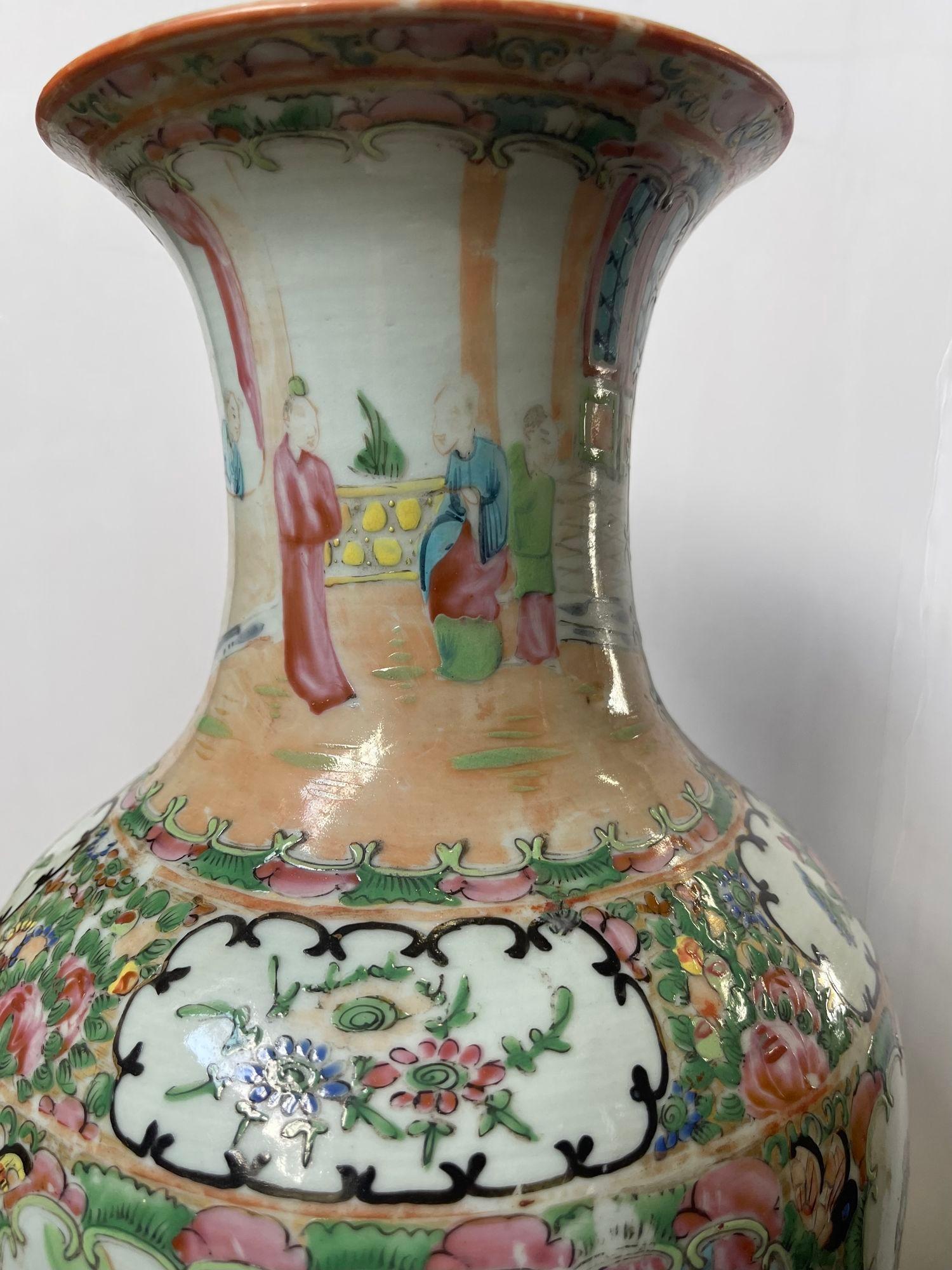 Uno squisito vaso antico con spalla a medaglione Rose della fine del XIX secolo in Cina, che mostra l'arte e l'eleganza della porcellana della dinastia Qing. Il vaso presenta pannelli alternati di scene vivaci: uno raffigura cortigiani in ambienti