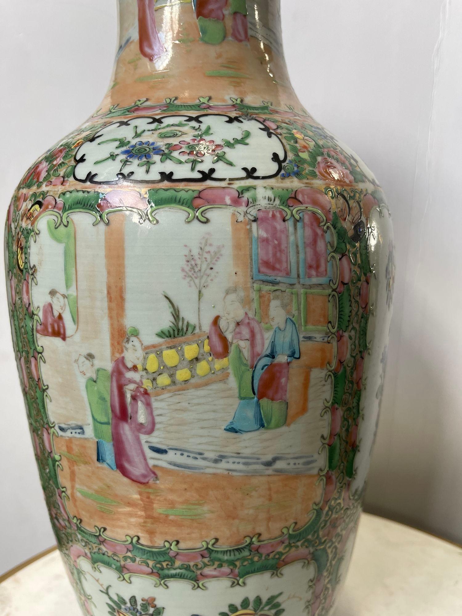 Cinese Antico vaso cinese a spalla con medaglione a rosa della fine del XIX secolo in vendita