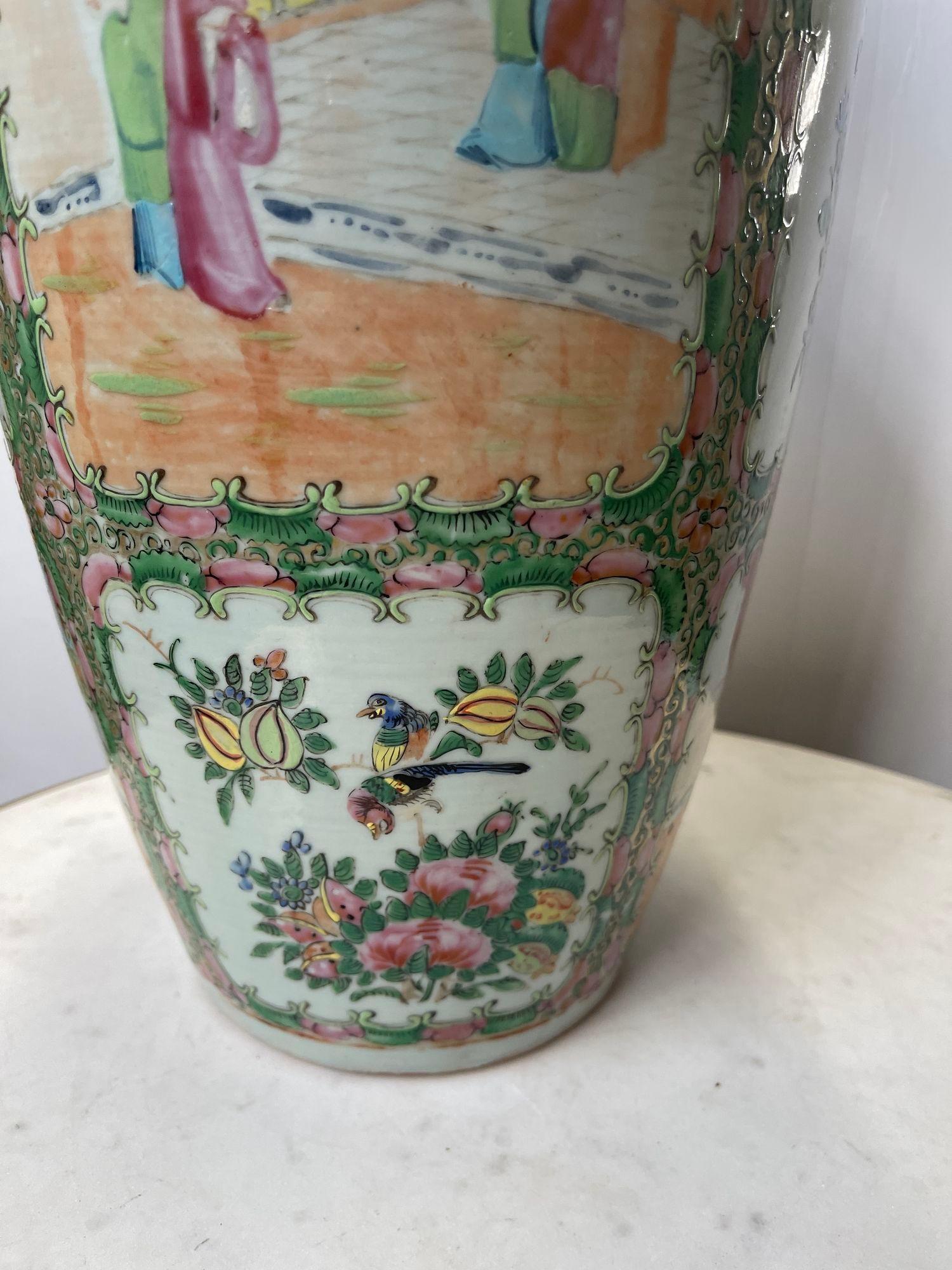 Antico vaso cinese a spalla con medaglione a rosa della fine del XIX secolo In condizioni ottime in vendita a Los Angeles, CA