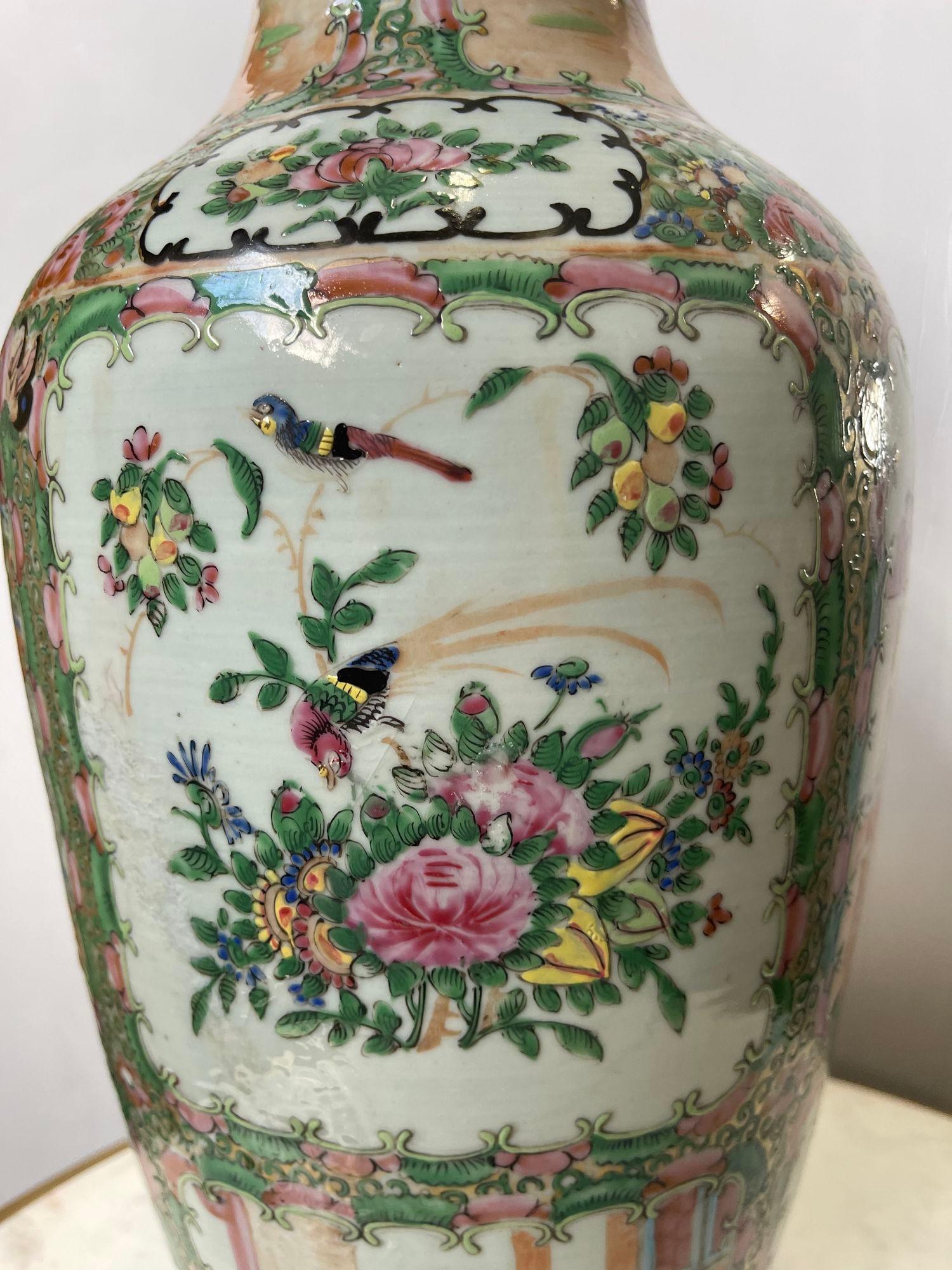 Porcellana Antico vaso cinese a spalla con medaglione a rosa della fine del XIX secolo in vendita