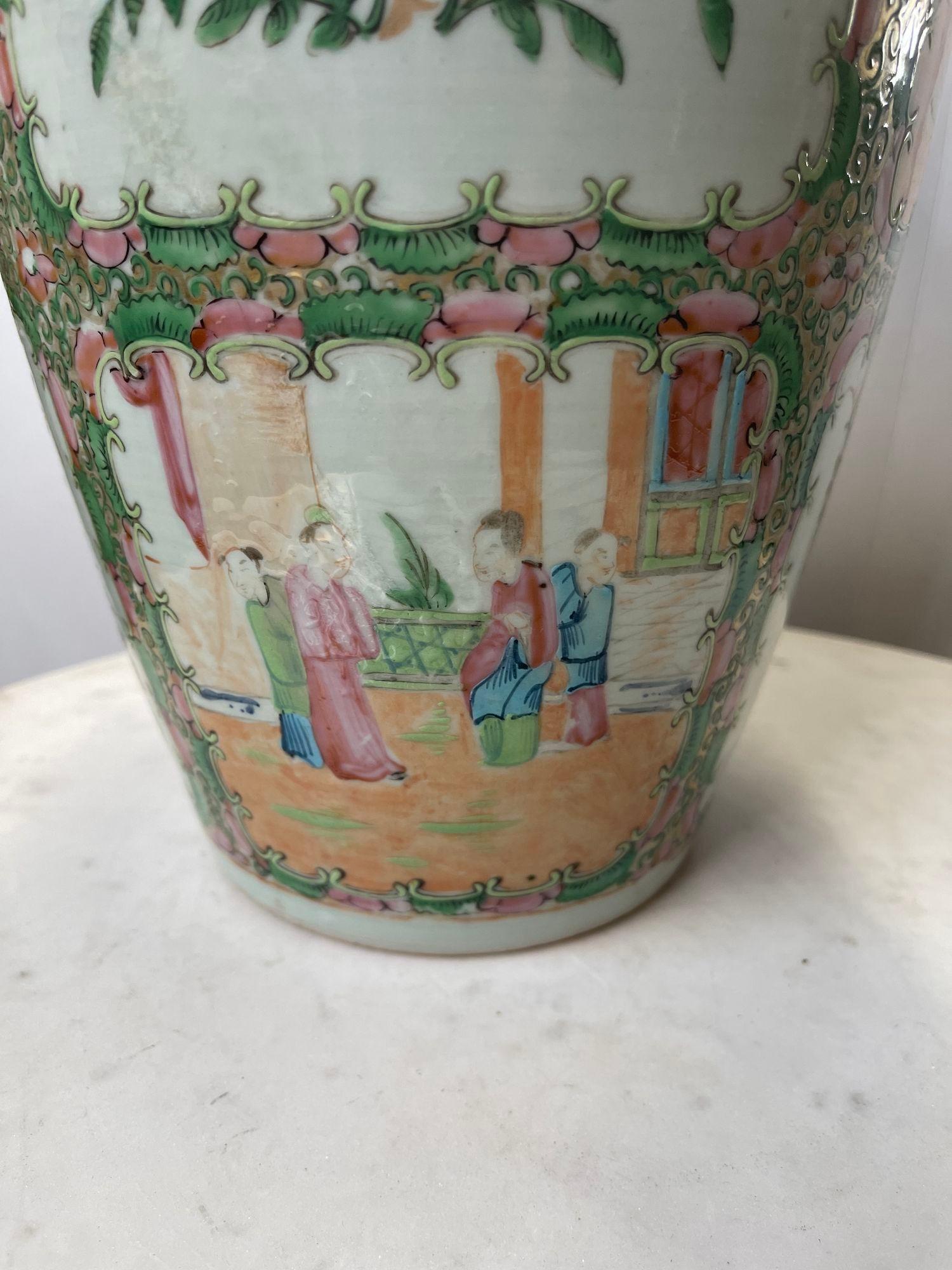 Antico vaso cinese a spalla con medaglione a rosa della fine del XIX secolo in vendita 1