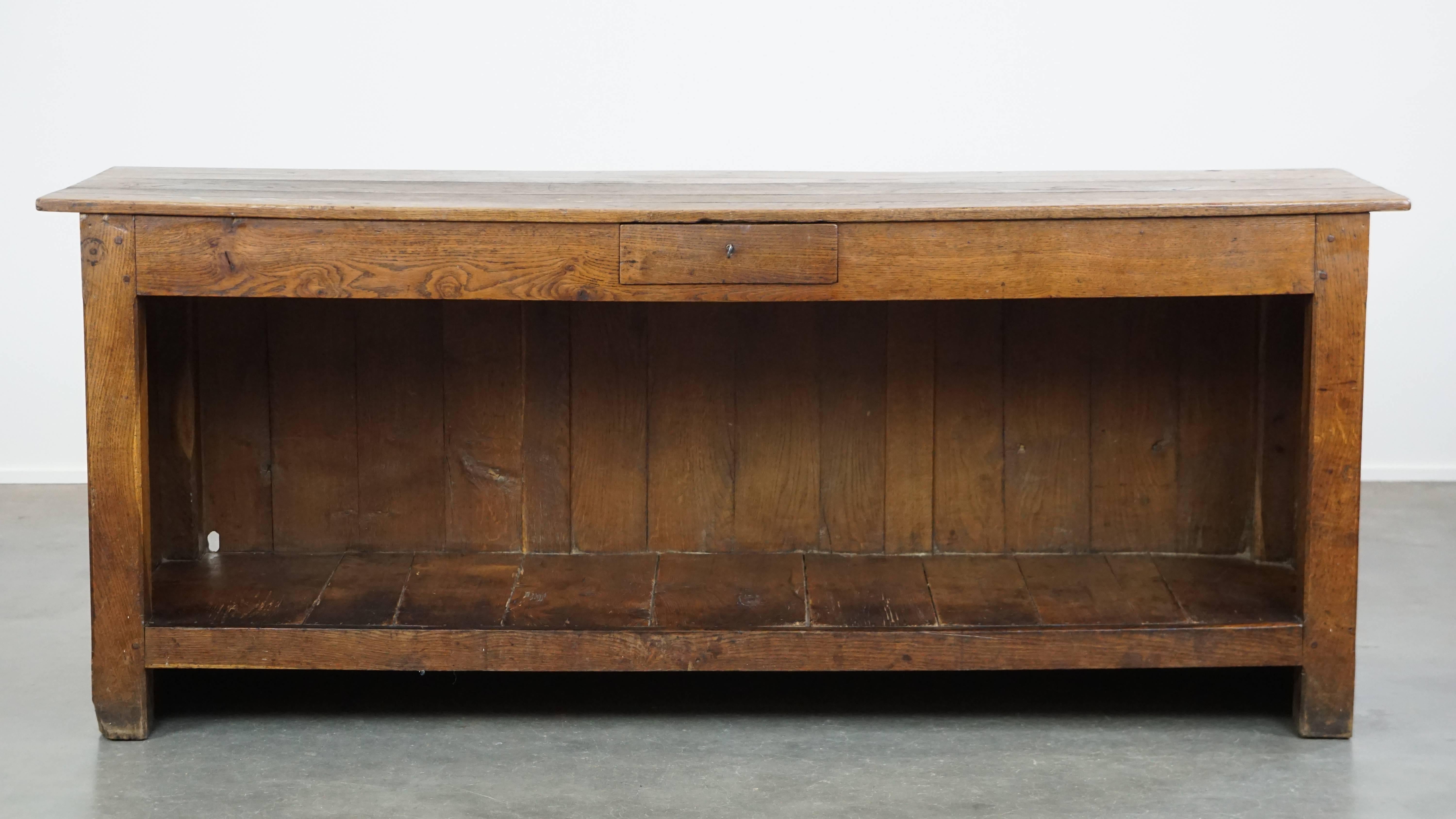 A unique opportunity for true antique enthusiasts! This fantastic antique piece is a real eye-catcher and fits effortlessly into both classic and modern interiors. It also makes a perfect addition to a shop or hospitality setting.

The counter