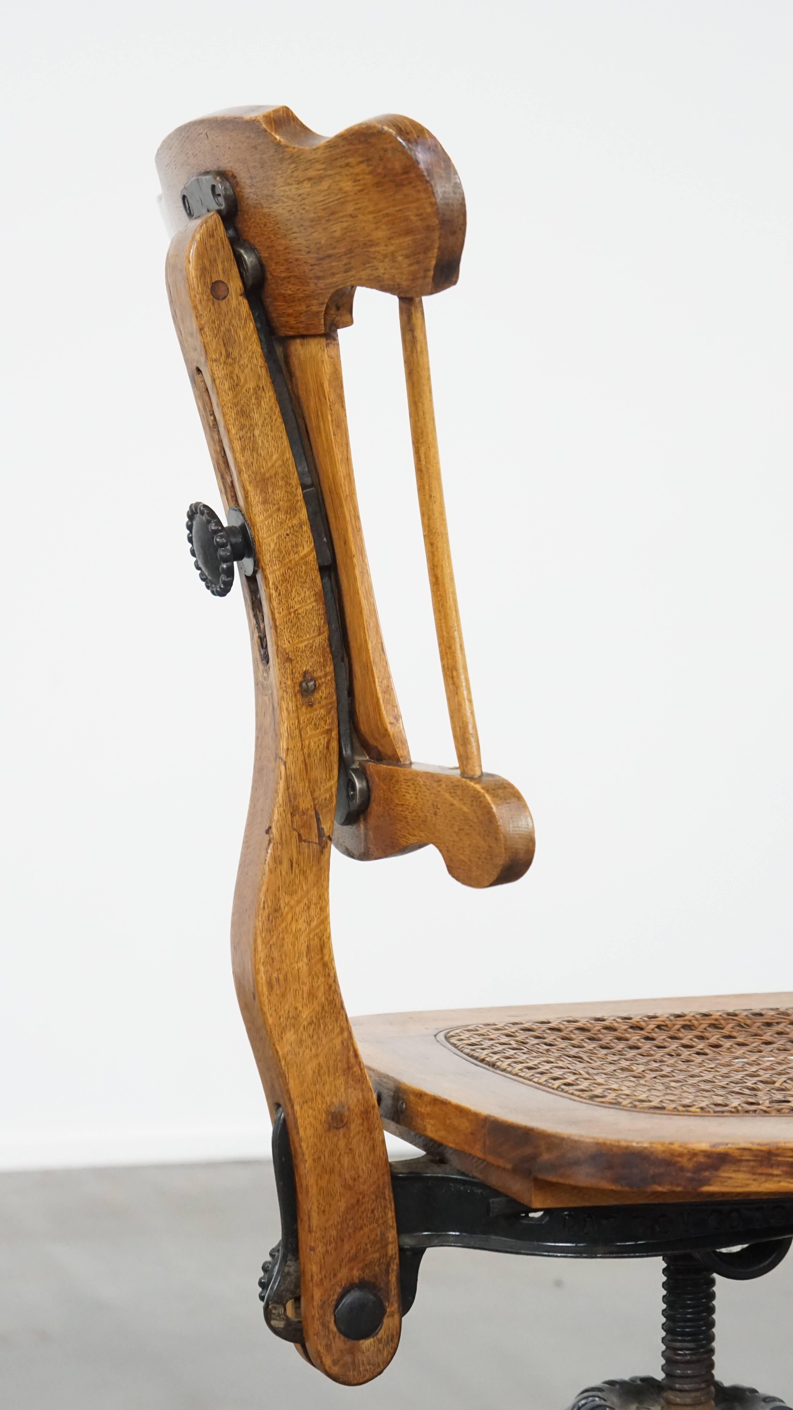 Ancienne chaise de bureau anglaise de la fin du 19e siècle avec dossier inclinable en vente 6