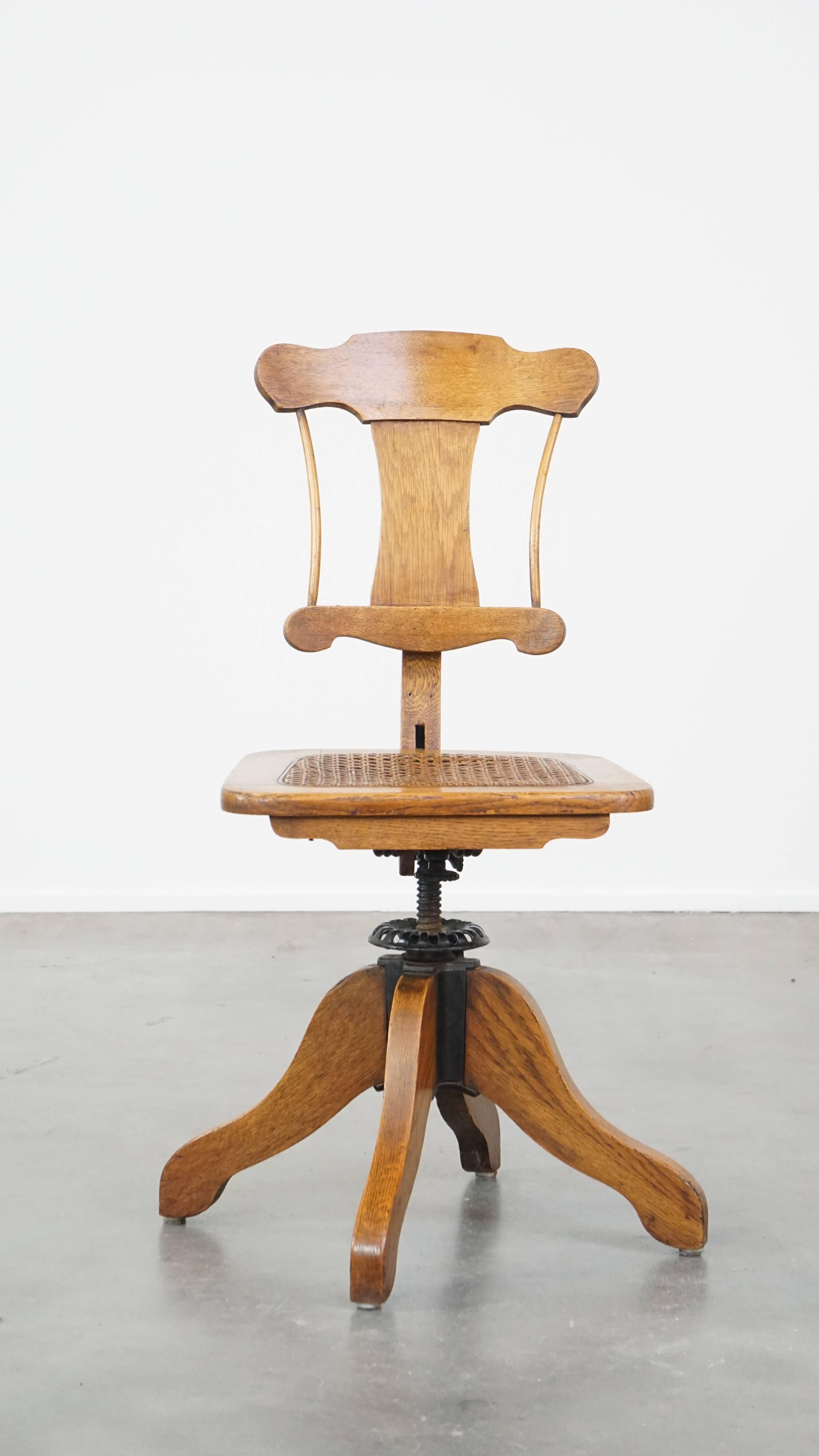 Cette fantastique chaise anglaise ancienne, datant de la fin du 19e siècle, n'est pas seulement un véritable accroche-regard, mais offre également plusieurs avantages pratiques. Le dossier de cette chaise est réglable en hauteur et peut également