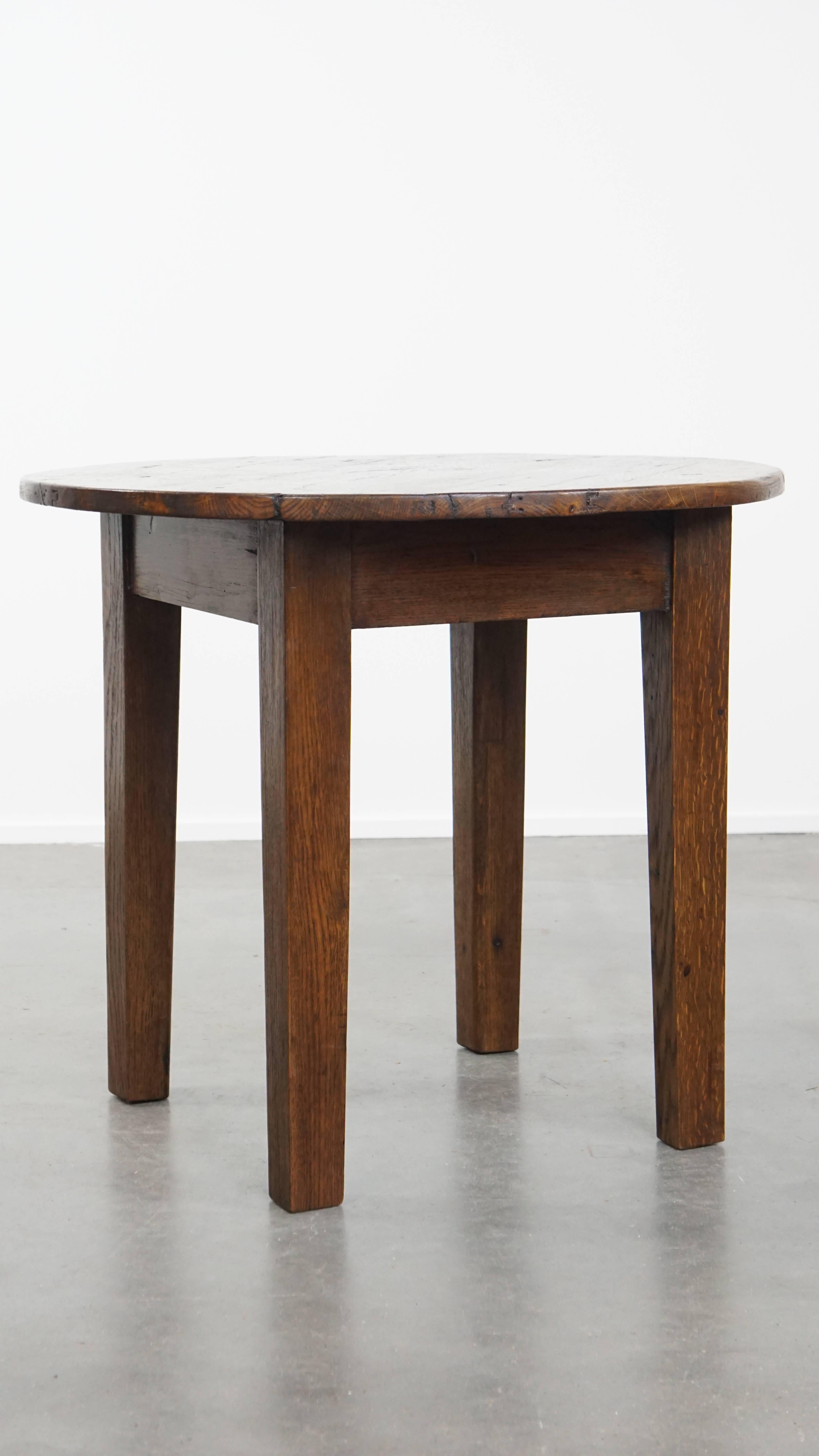 Offered is this beautiful antique late 19th-century English centre table / side table made of oak.

This stunning antique English side table, crafted from oak, dates back to the late 19th century. Thanks to its distinctive shape, it is a true