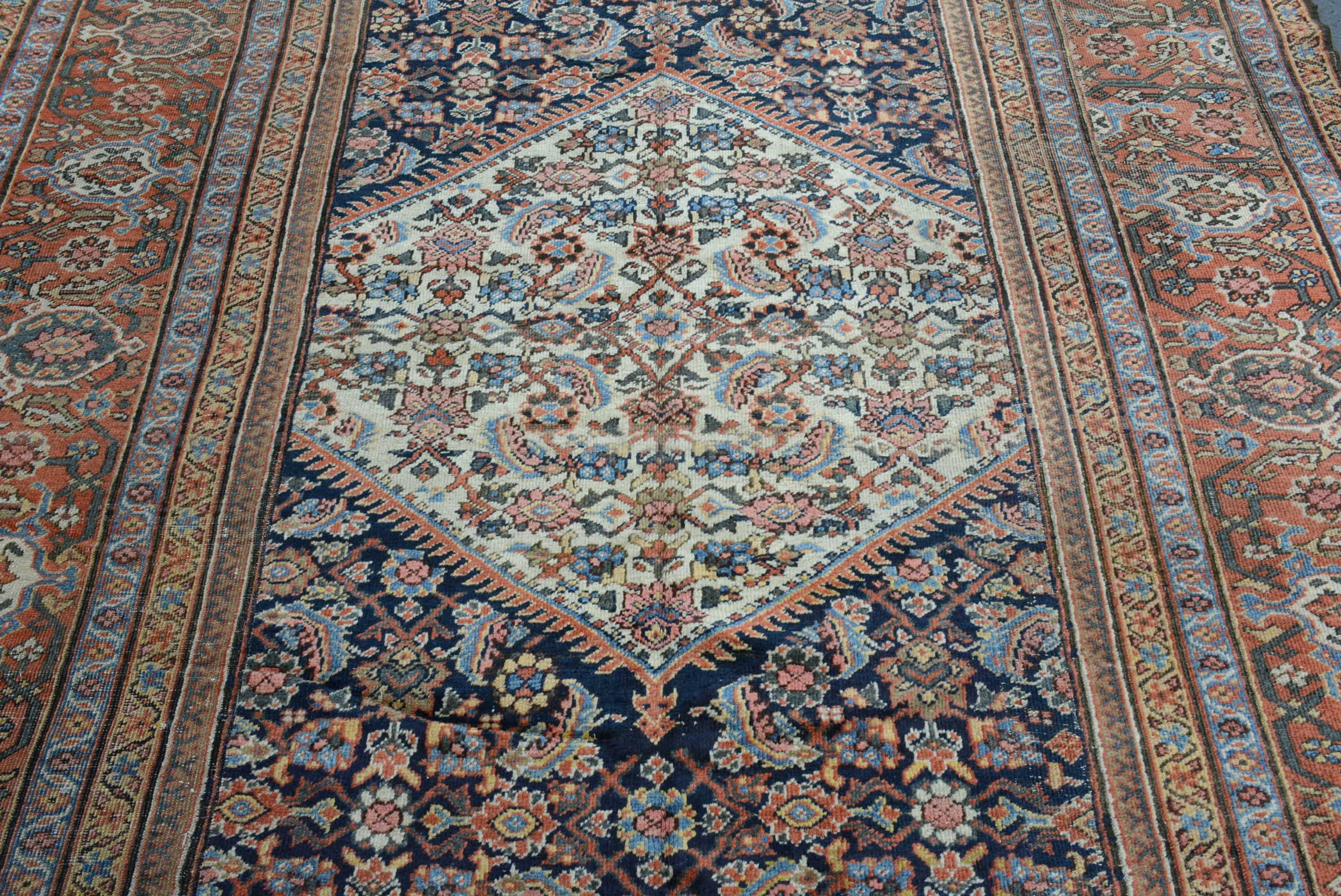 Alfombra antigua de la Galería Fereghan de finales del siglo XIX Teñido con vegetales en venta