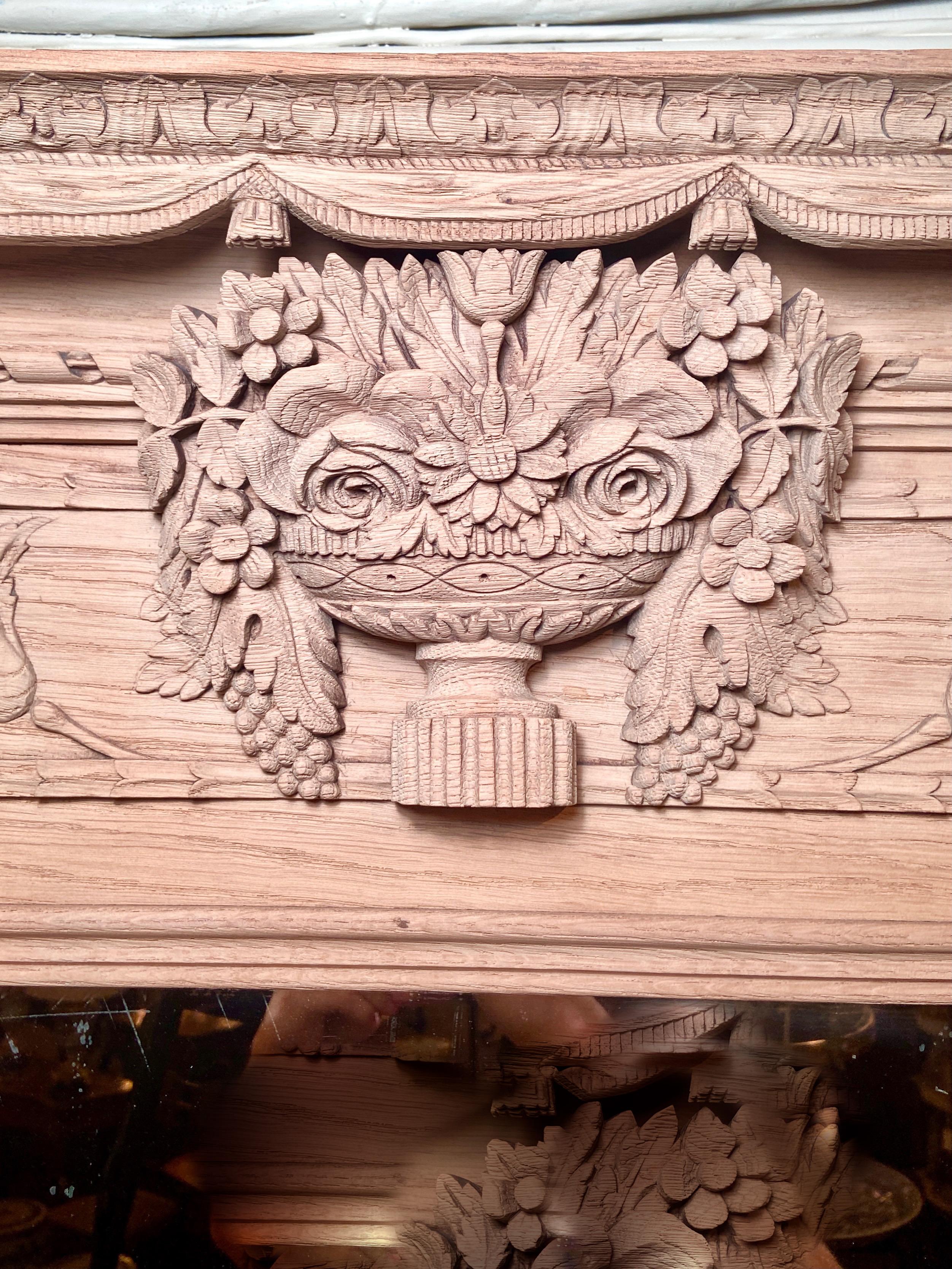 Français Miroir français ancien de la fin du XIXe siècle en bois naturel finement sculpté en vente