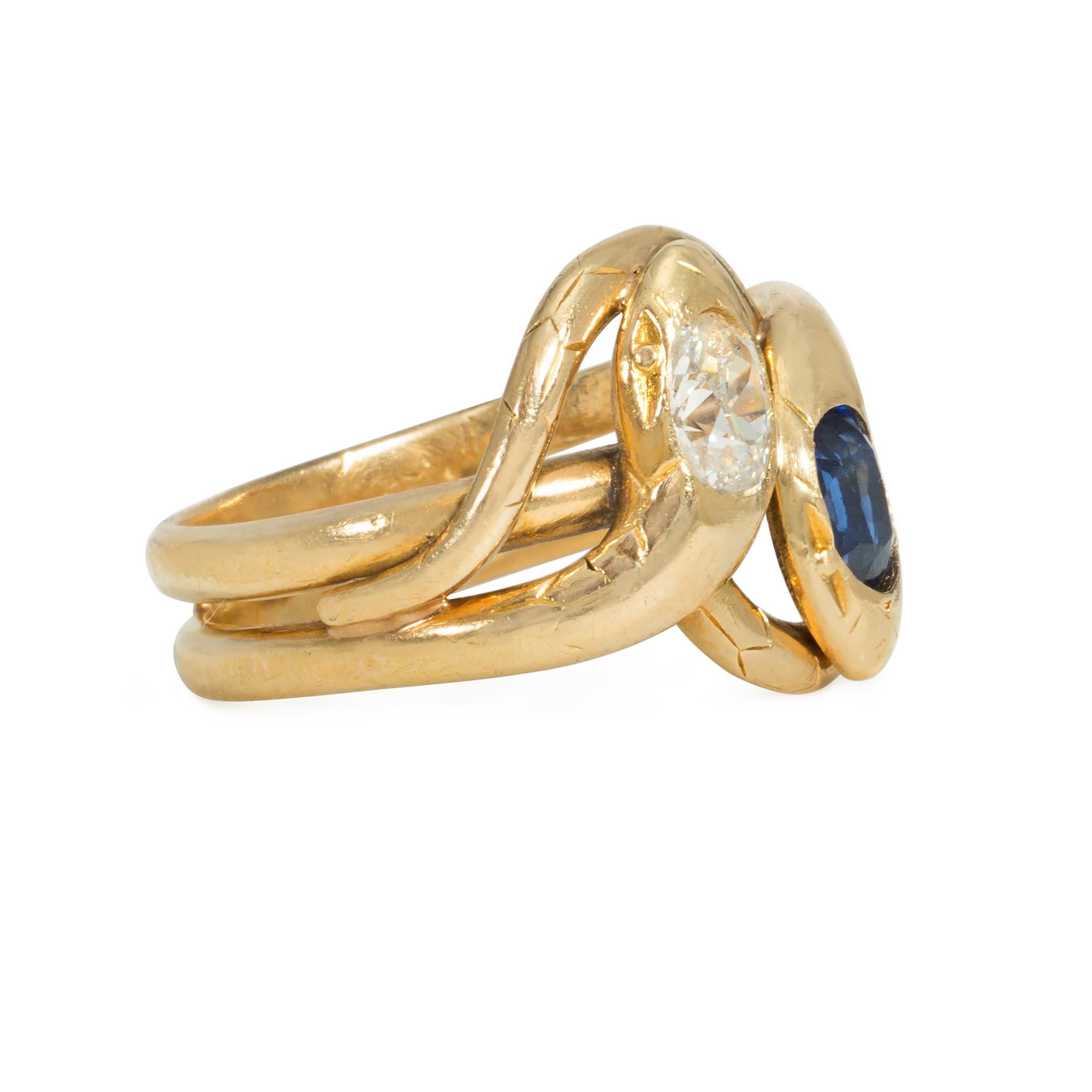 Anillo antiguo de época victoriana de oro, zafiro y diamantes en forma de dos serpientes entrelazadas, una con la cabeza engastada de diamantes y otra con la cabeza engastada de zafiros, en 18k con vástago de doble banda.  Francia.

Dimensiones boca