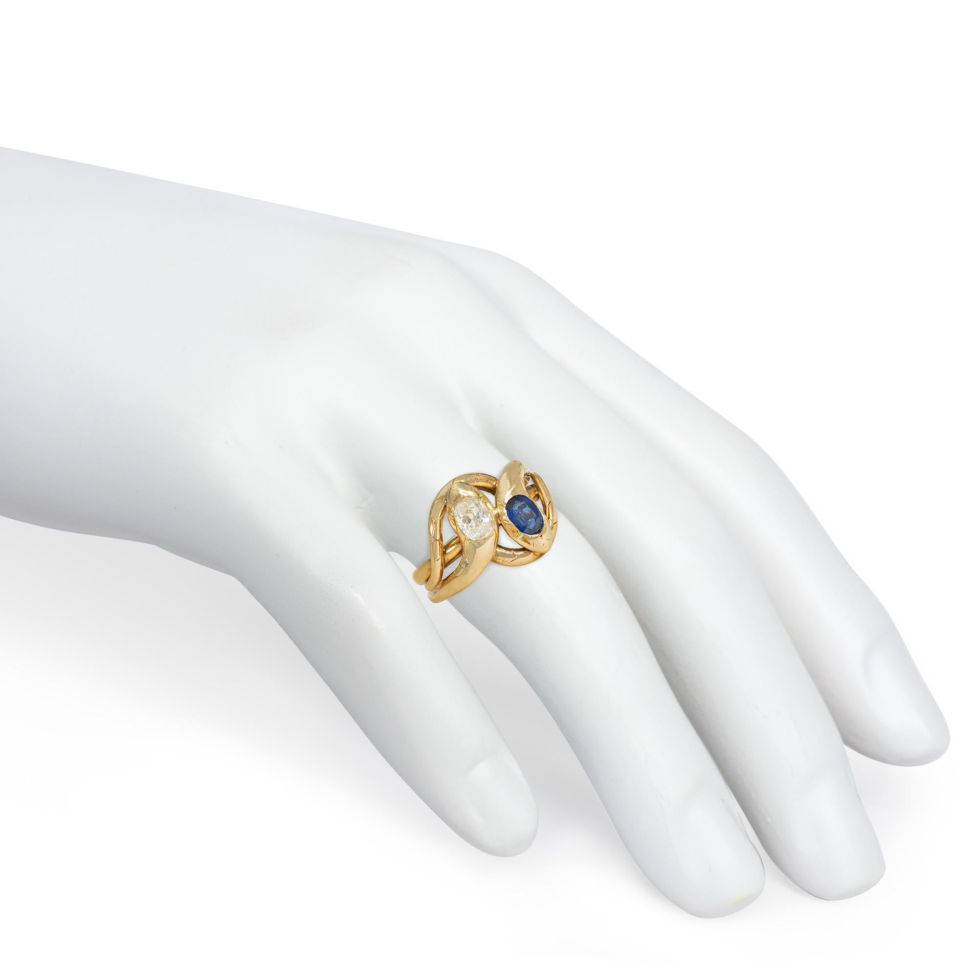 Antiguo Anillo Francés de Oro, Diamantes y Zafiro de Doble Serpiente de Finales del Siglo XIX en Bueno estado para la venta en New York, NY