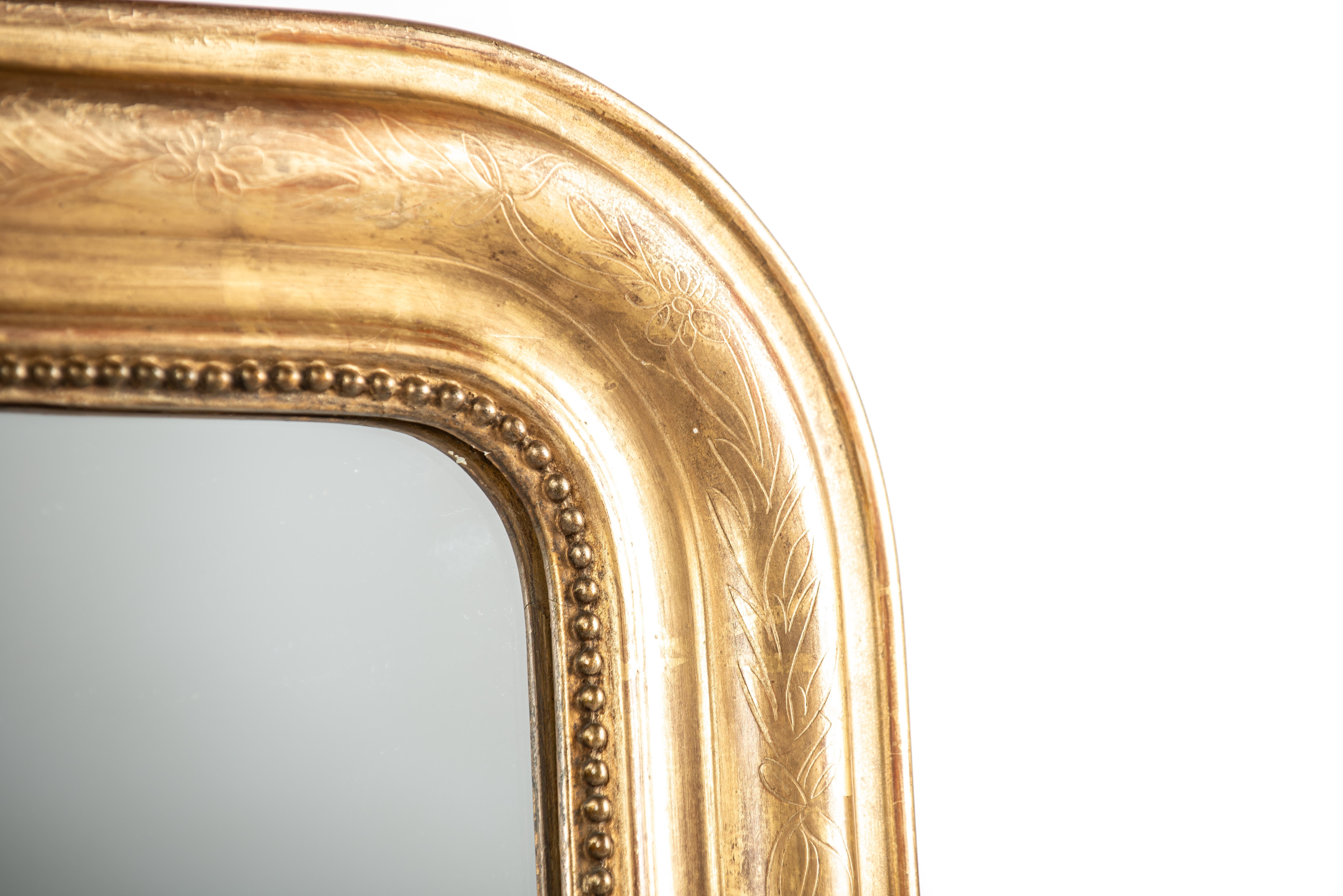 Antique Late 19th-century French gold leaf gilt engraved Louis Philippe mirror In Good Condition For Sale In Casteren, NL