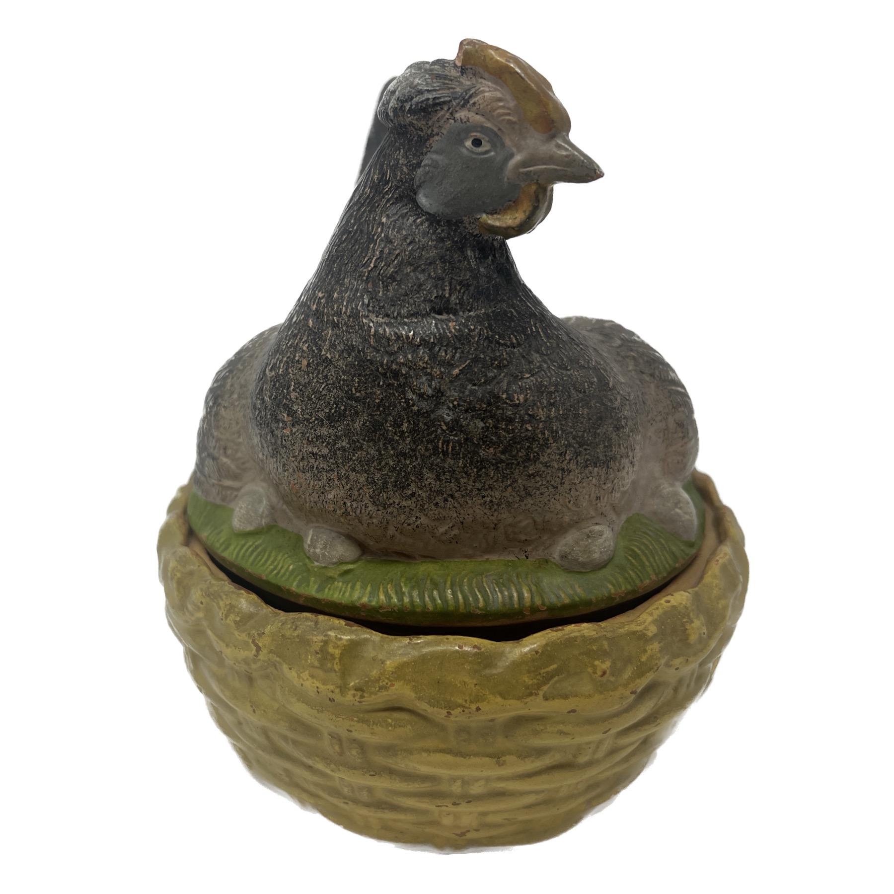 Antike handbemalte Hen & Nest aus deutscher Keramik des späten 19. Jahrhunderts mit Deckel. im Zustand „Gut“ im Angebot in New Orleans, LA