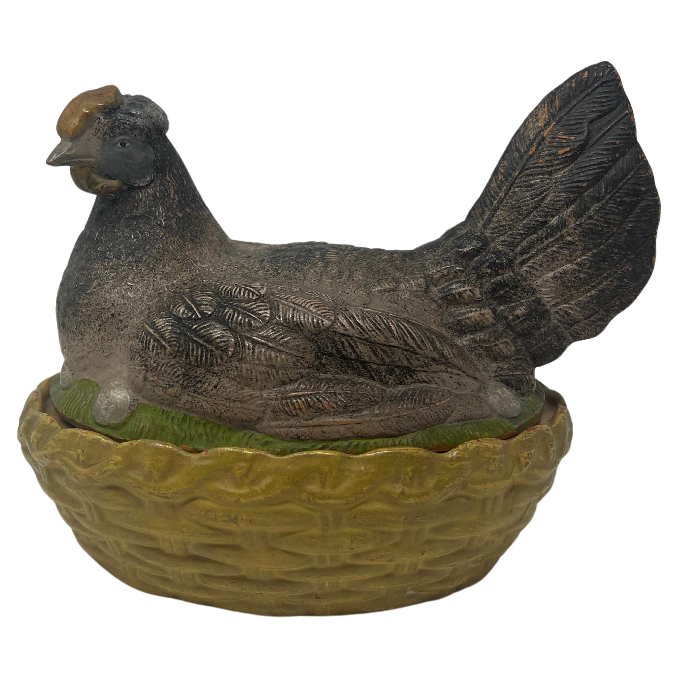 Antike handbemalte Hen & Nest aus deutscher Keramik des späten 19. Jahrhunderts mit Deckel. im Angebot