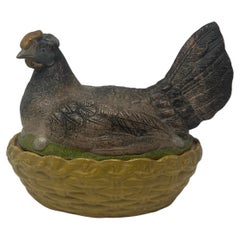 Ancienne poterie allemande de la fin du 19e siècle, peinte à la main, poule couverte et nid.