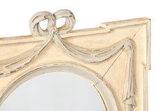 Antiguo espejo Luis XVI de finales del siglo XIX tallado a mano en roble pintado de blanco hueso