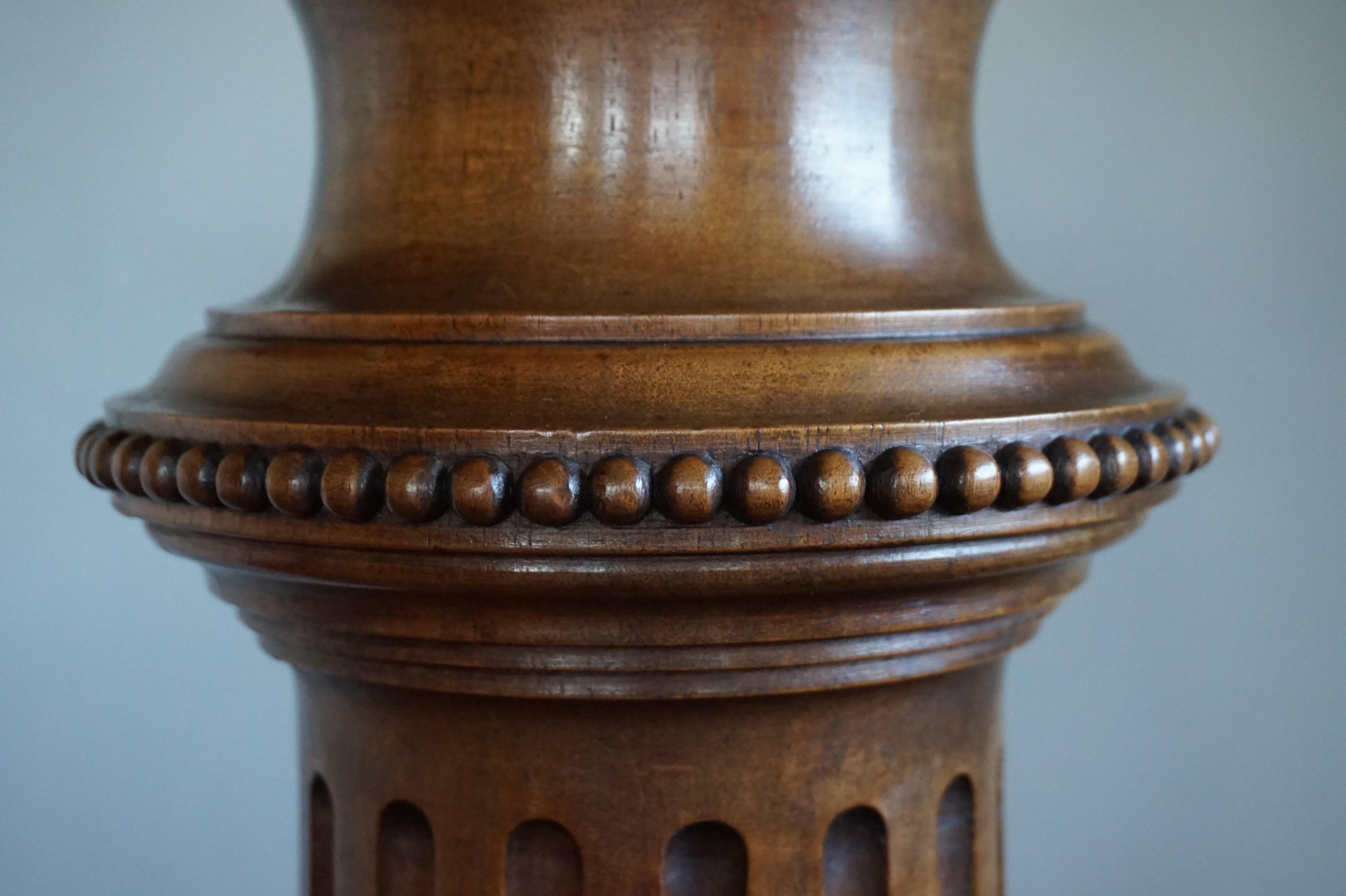 Antique Late 19th Century Hand Carved Solid Nutwood Round Pedestal Display Stand In Good Condition In Lisse, NL