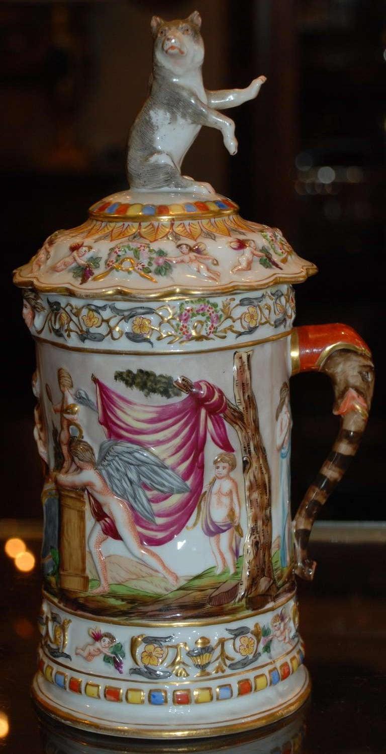 Ancienne tasse en porcelaine de Capo di Monte de la fin du 19e siècle avec couvercle.
La tasse et le couvercle sont tous deux en parfait état, sans éclats, rayures ou autres pertes.  Le coloriage est magnifique et il est signé sur le fond.