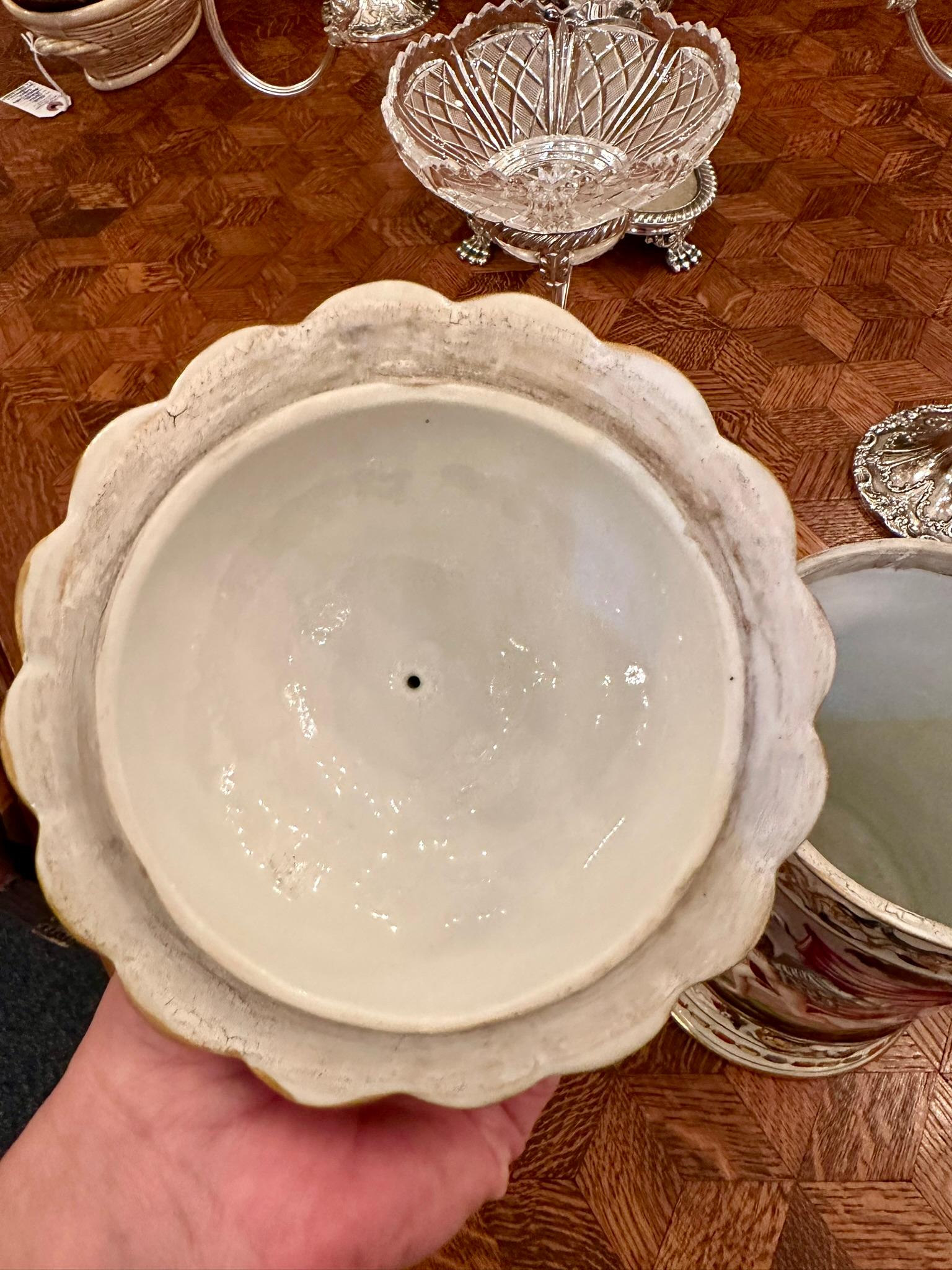 Ancienne tasse en porcelaine de Capo di Monte de la fin du 19e siècle avec couvercle. en vente 1