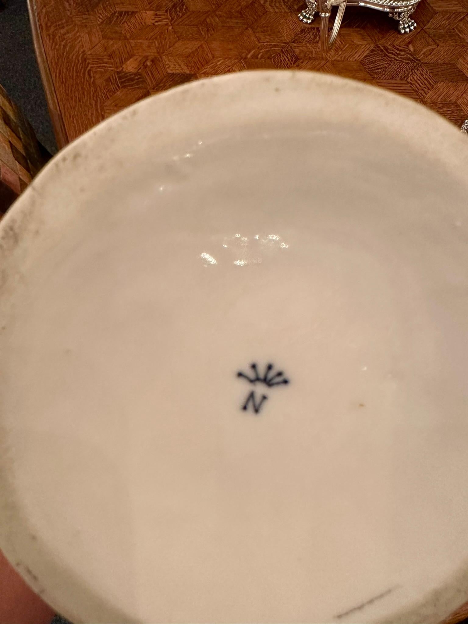 Ancienne tasse en porcelaine de Capo di Monte de la fin du 19e siècle avec couvercle. en vente 2