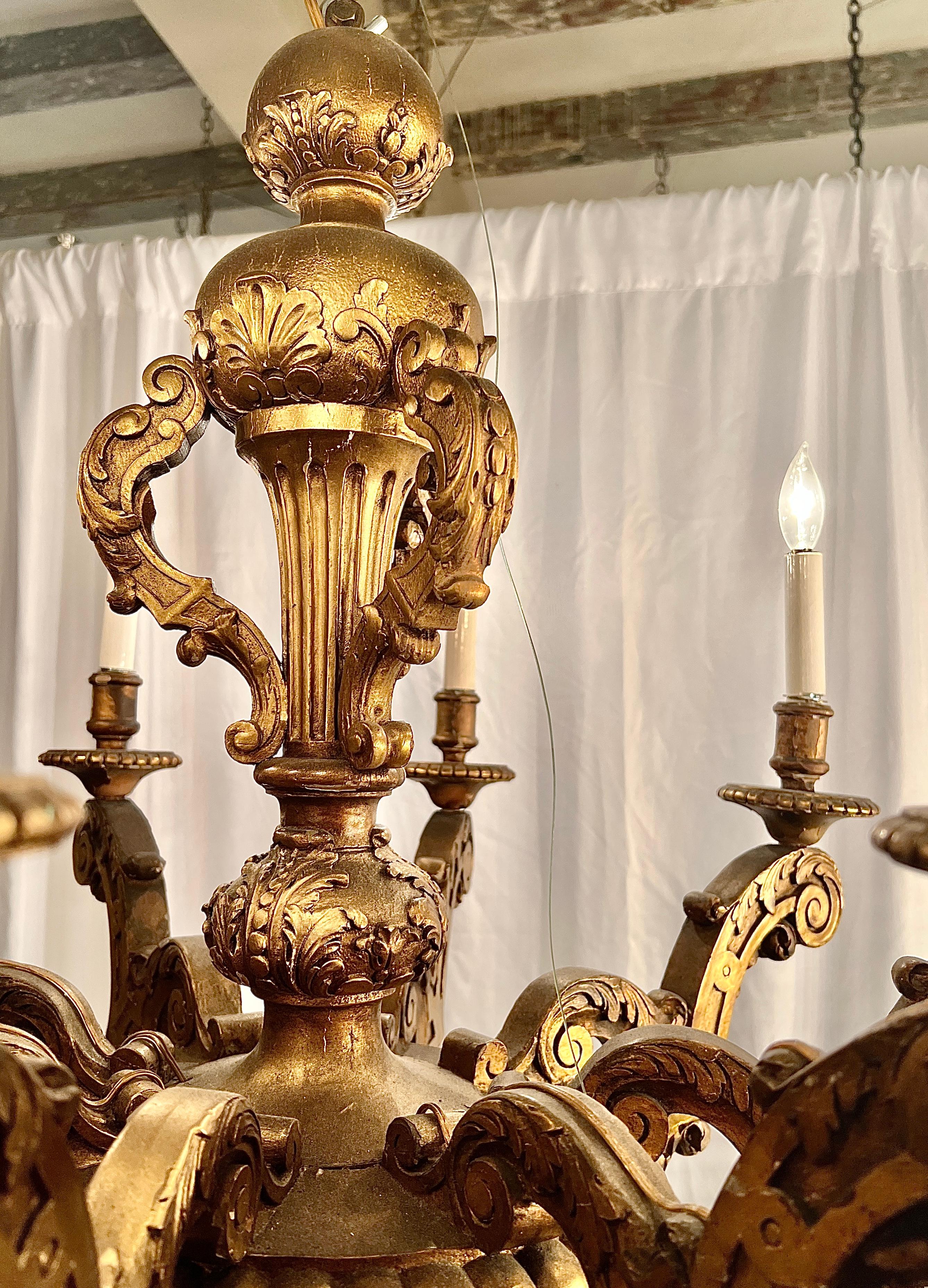 Antique Late 19th Century Italian Carved Wood Parcel Gilt Chandelier C 1890-1900 For Sale 1