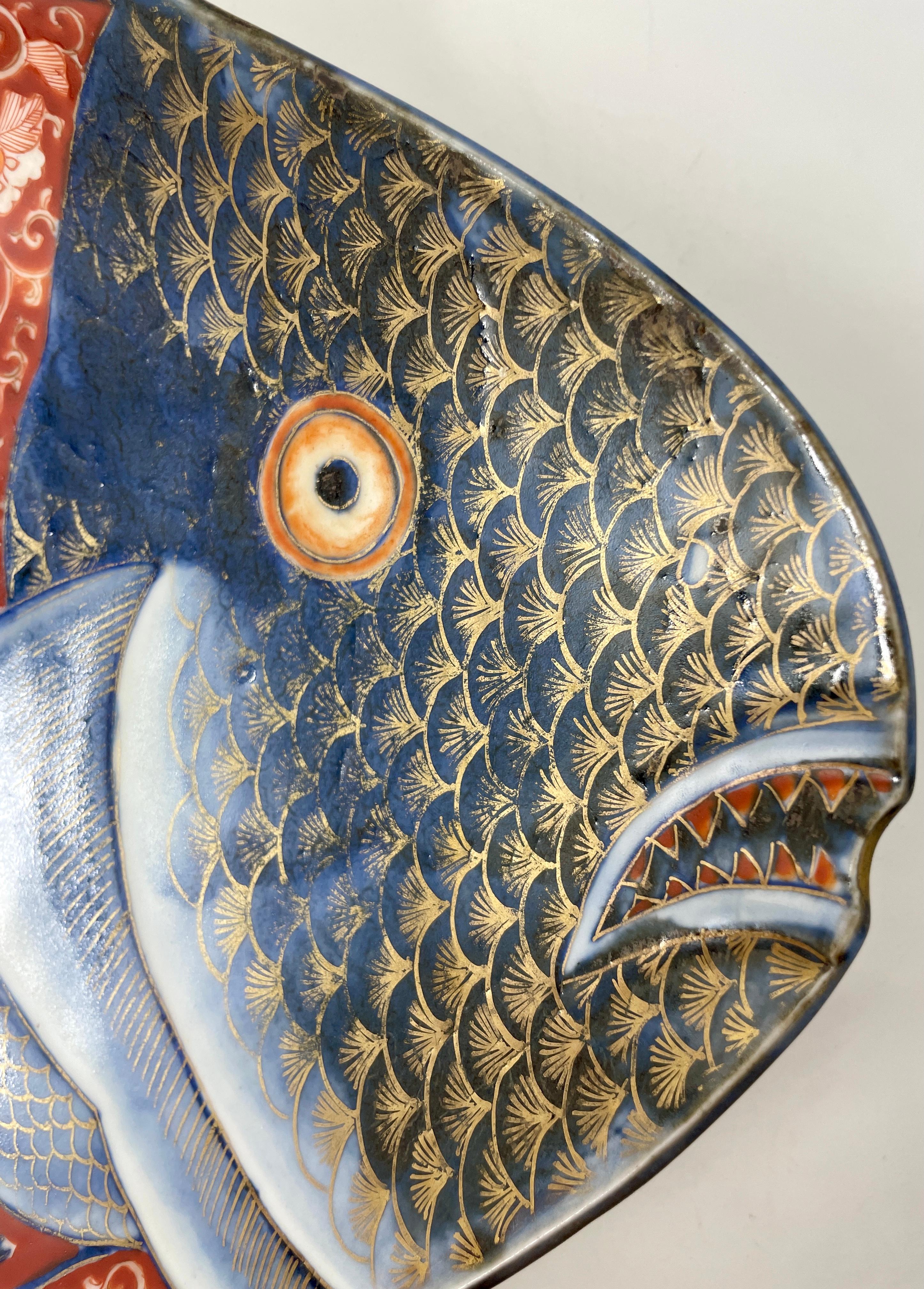 Antique Late 19th Century Japanese Porcelain Fish-Shaped Platter circa 1890-1910 In Good Condition For Sale In New Orleans, LA