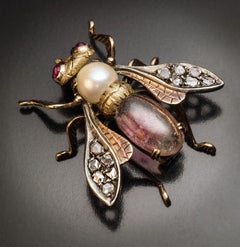 Broche antique de la fin du 19e siècle en or ornée de bijoux et représentant un insecte