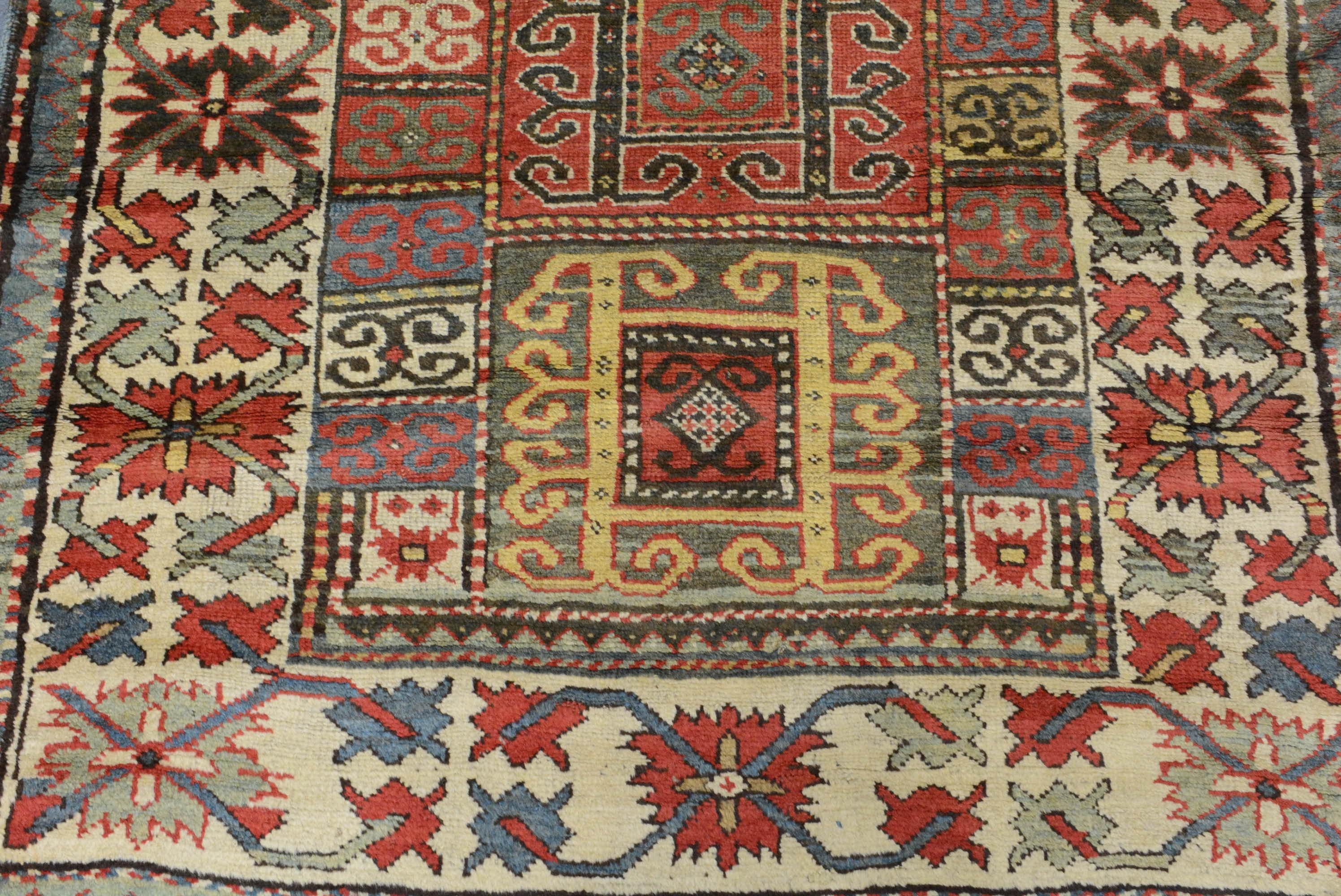 Antique tapis Kazak de la fin du 19ème siècle, daté de 1894 en vente 1