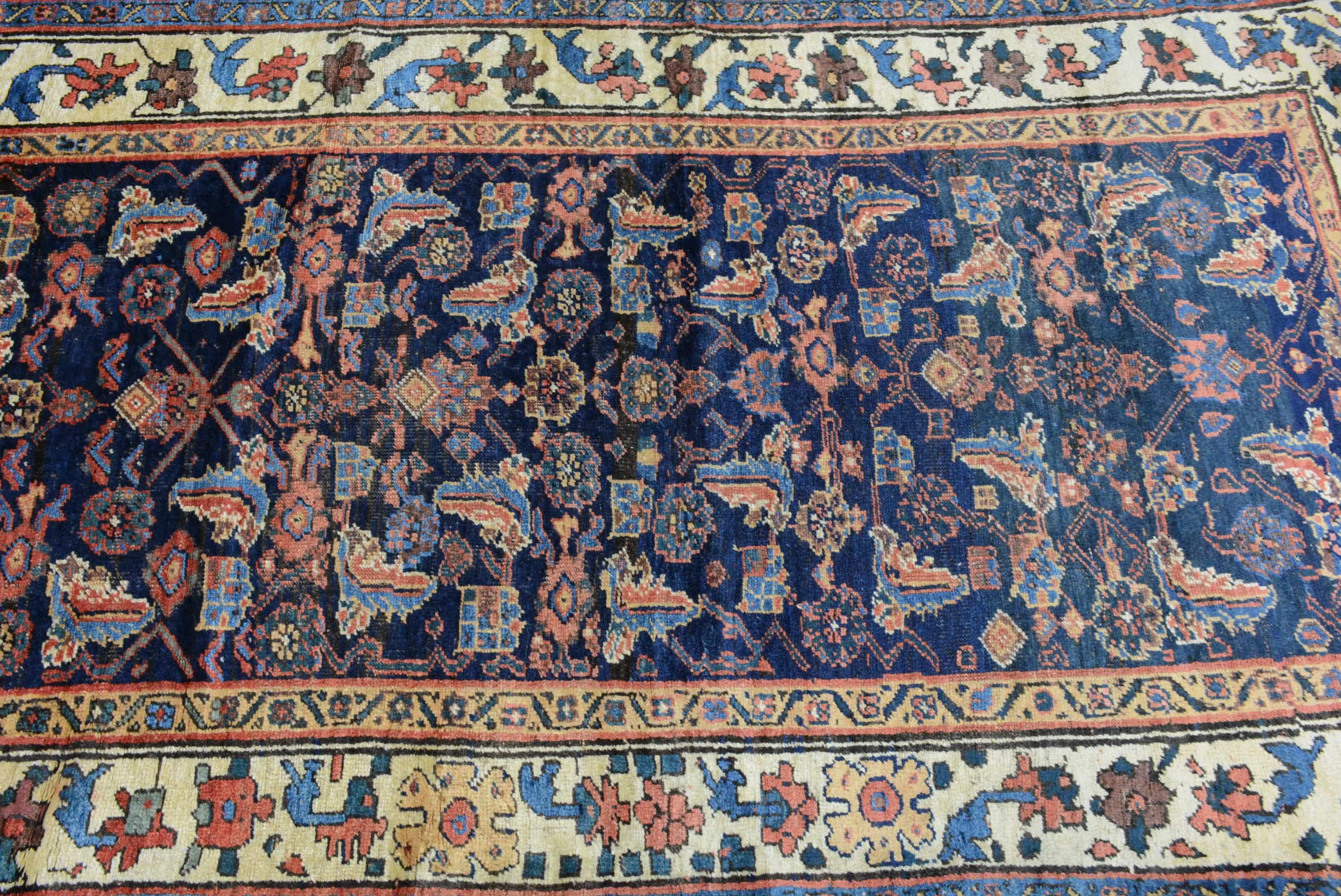 Les Kurdes sont un groupe relativement autonome dont la population se concentre principalement en Turquie, en Irak et en Perse (Iran).  Ils sont reconnus comme étant des tisserands prolifiques qui ont produit des tapis dans une grande variété de