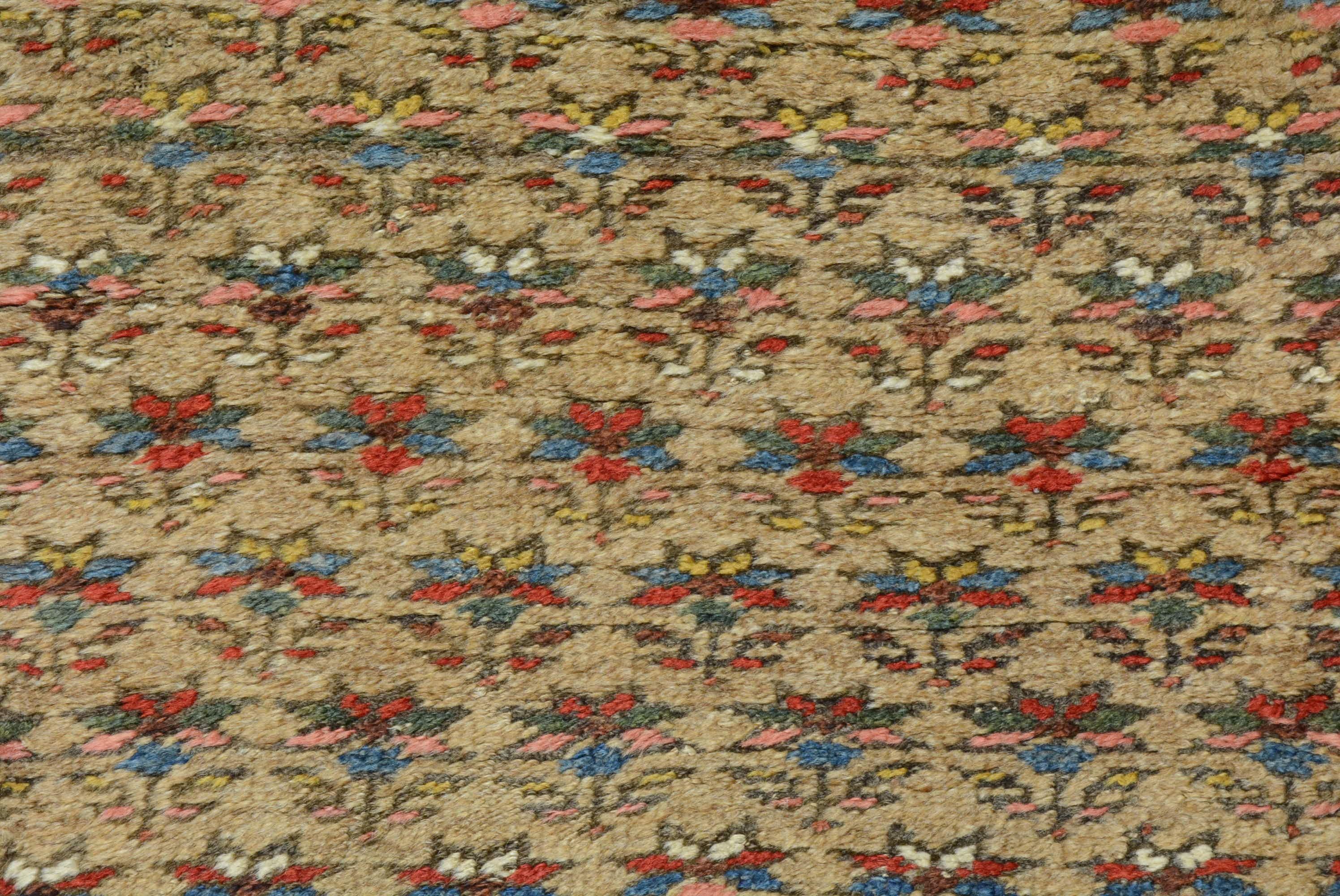 I curdi sono un gruppo relativamente autonomo la cui popolazione è concentrata principalmente in Turchia, Iraq e Persia (Iran).  Sono riconosciuti come tessitori prolifici che hanno prodotto tappeti con una grande varietà di motivi e intrecci.  I