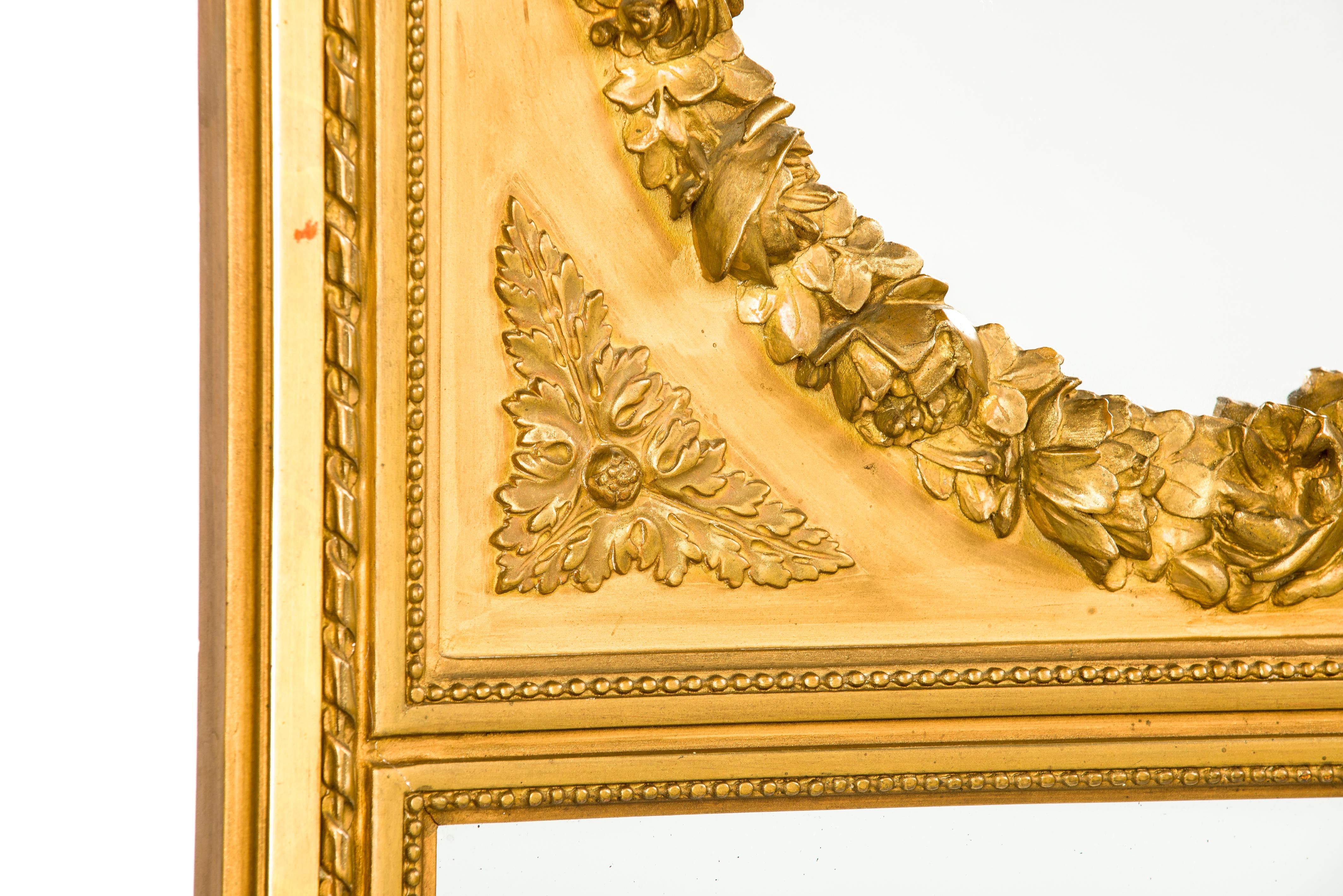 Poli Antique miroir de pilier français Louis XVI de la fin du XIXe siècle, doré à l'or avec crête en vente
