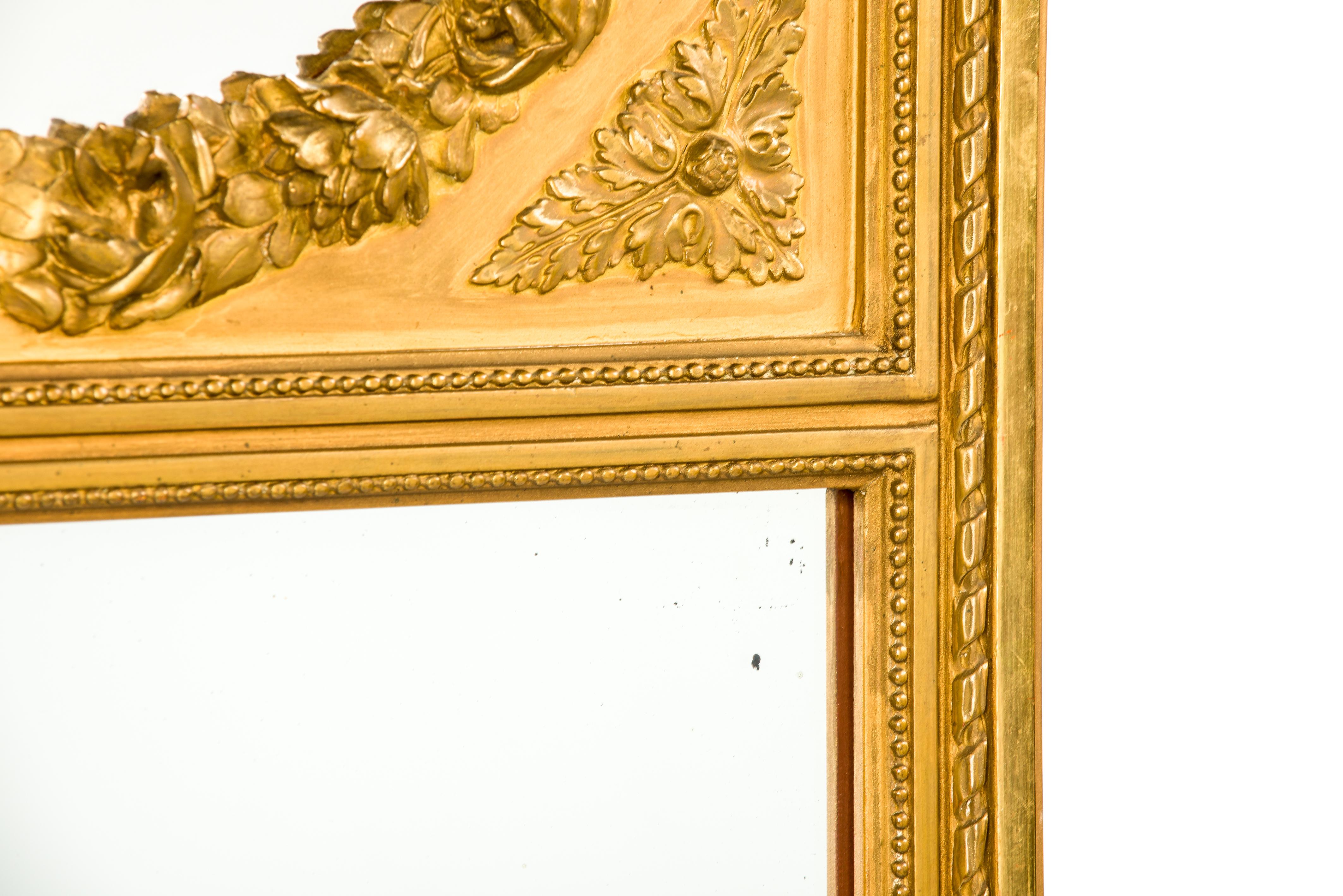 Miroir Antique miroir de pilier français Louis XVI de la fin du XIXe siècle, doré à l'or avec crête en vente