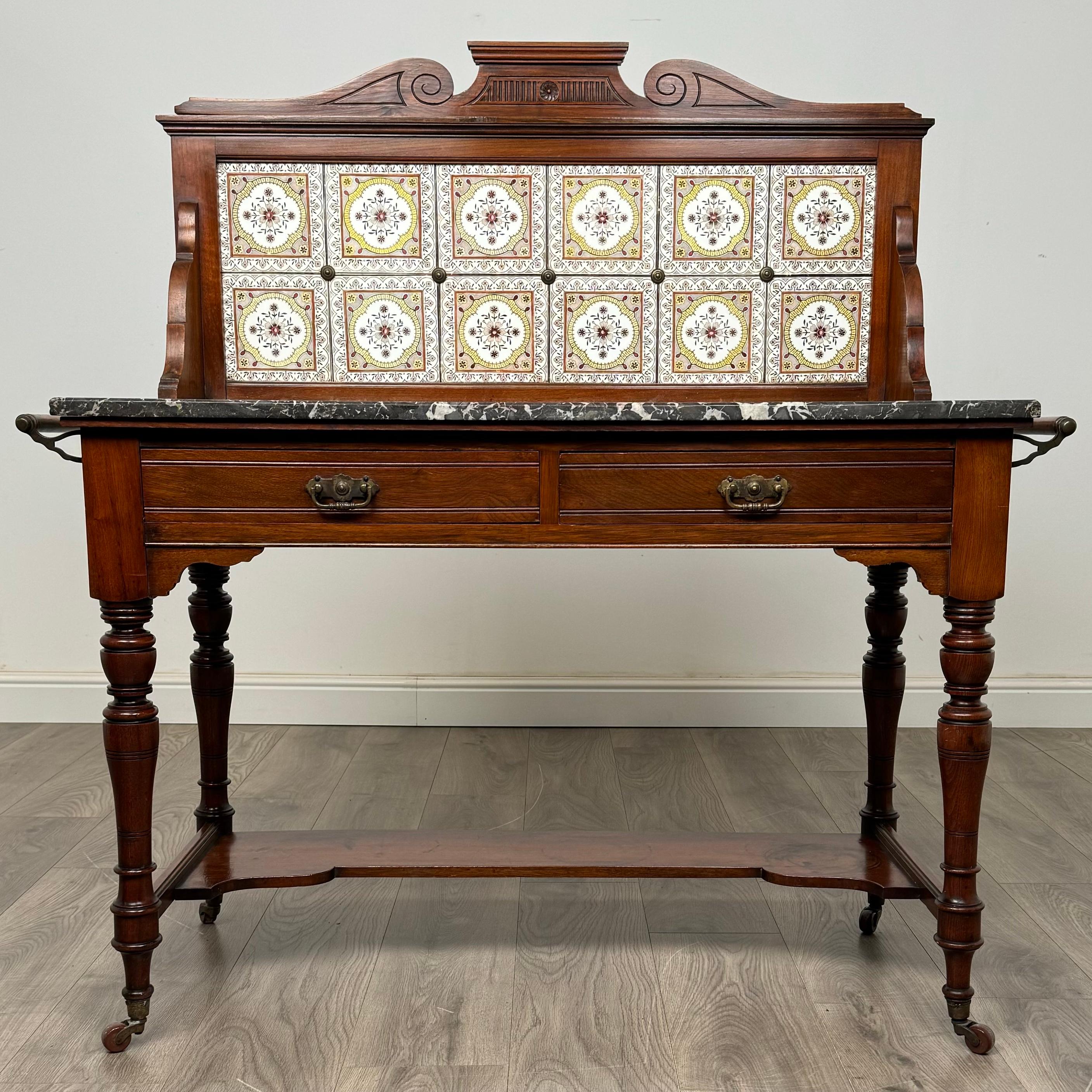Ce magnifique lavabo en noyer à dessus en marbre de la fin du XIXe siècle allie élégance et fonctionnalité. Il est soutenu par des pieds gracieusement tournés avec des roulettes en laiton, assurant à la fois la mobilité et une touche de